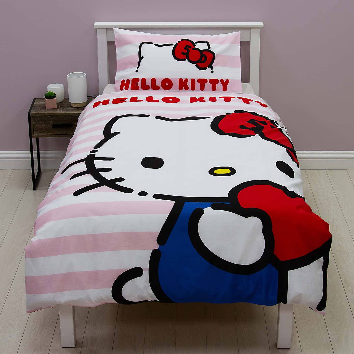 Hello Kitty Heartheld Fleece Blanket