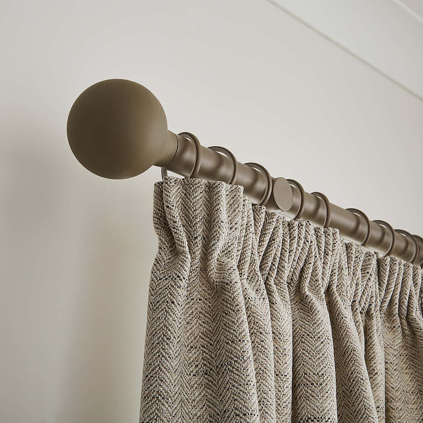 Contemporary Ball Fixed Metal Curtain Pole with Rings