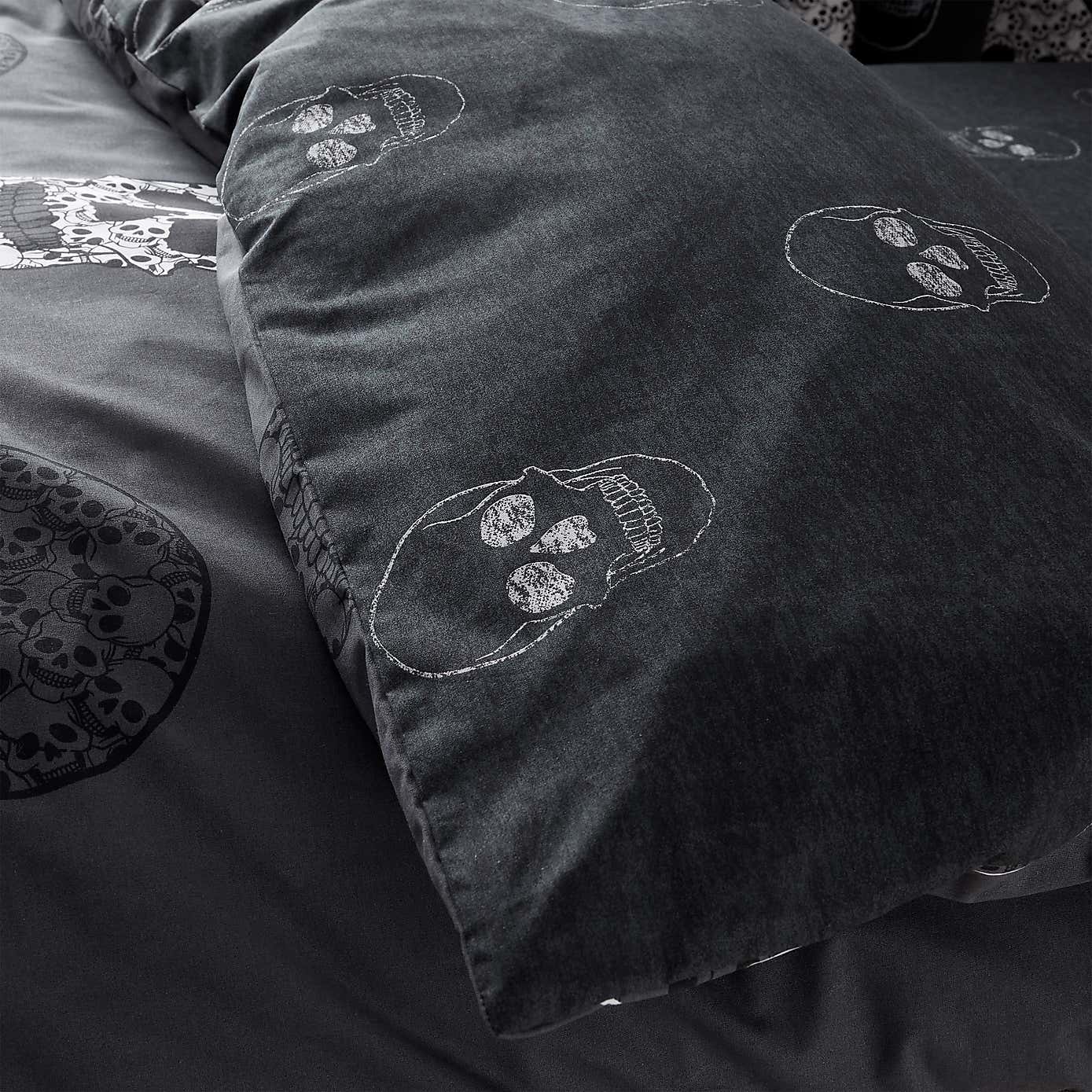 Catherine Lansfield Skulls Reversible Duvet Cover & Pillowcase Set