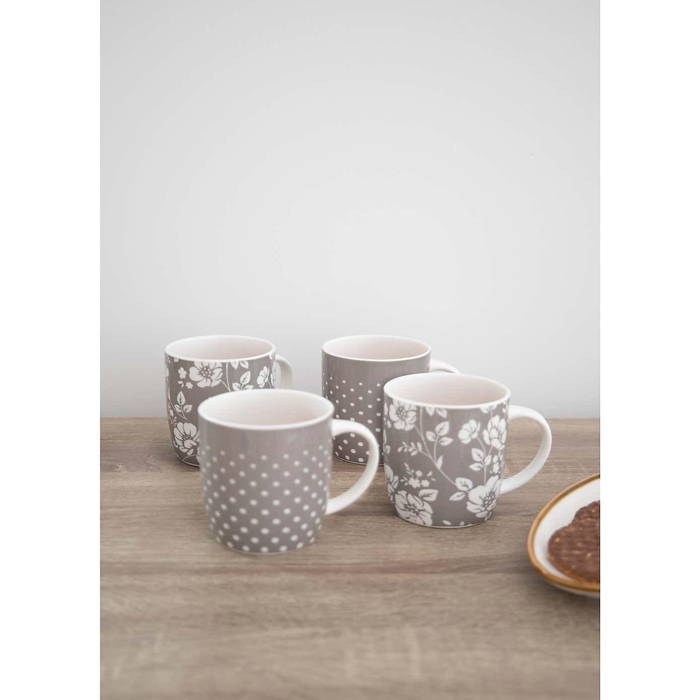 Kitchencraft Set of 4 Floral Polka Dot Grey Stoneware Mugs