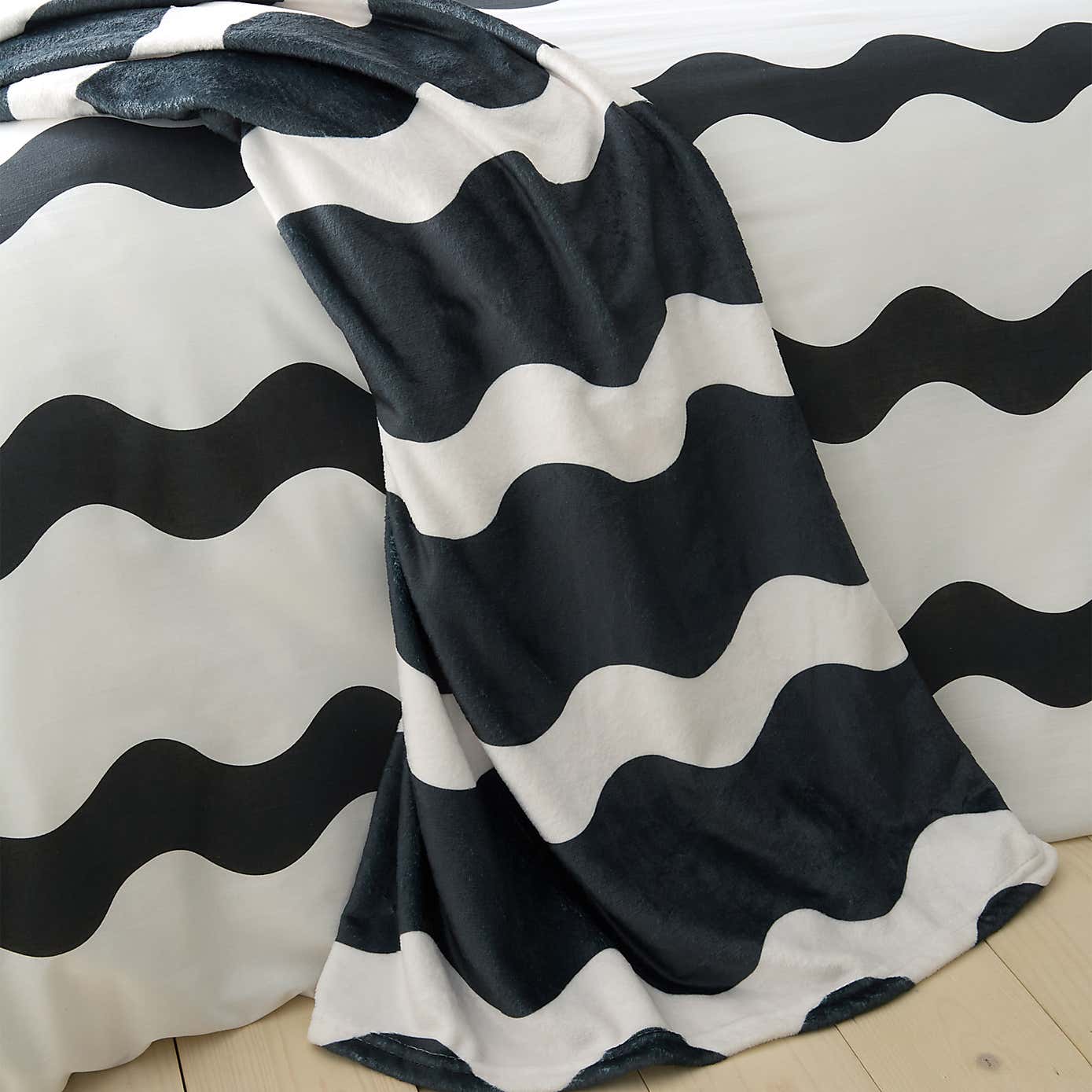 Sassy B Waves Monochrome Throw 200cm x 240cm