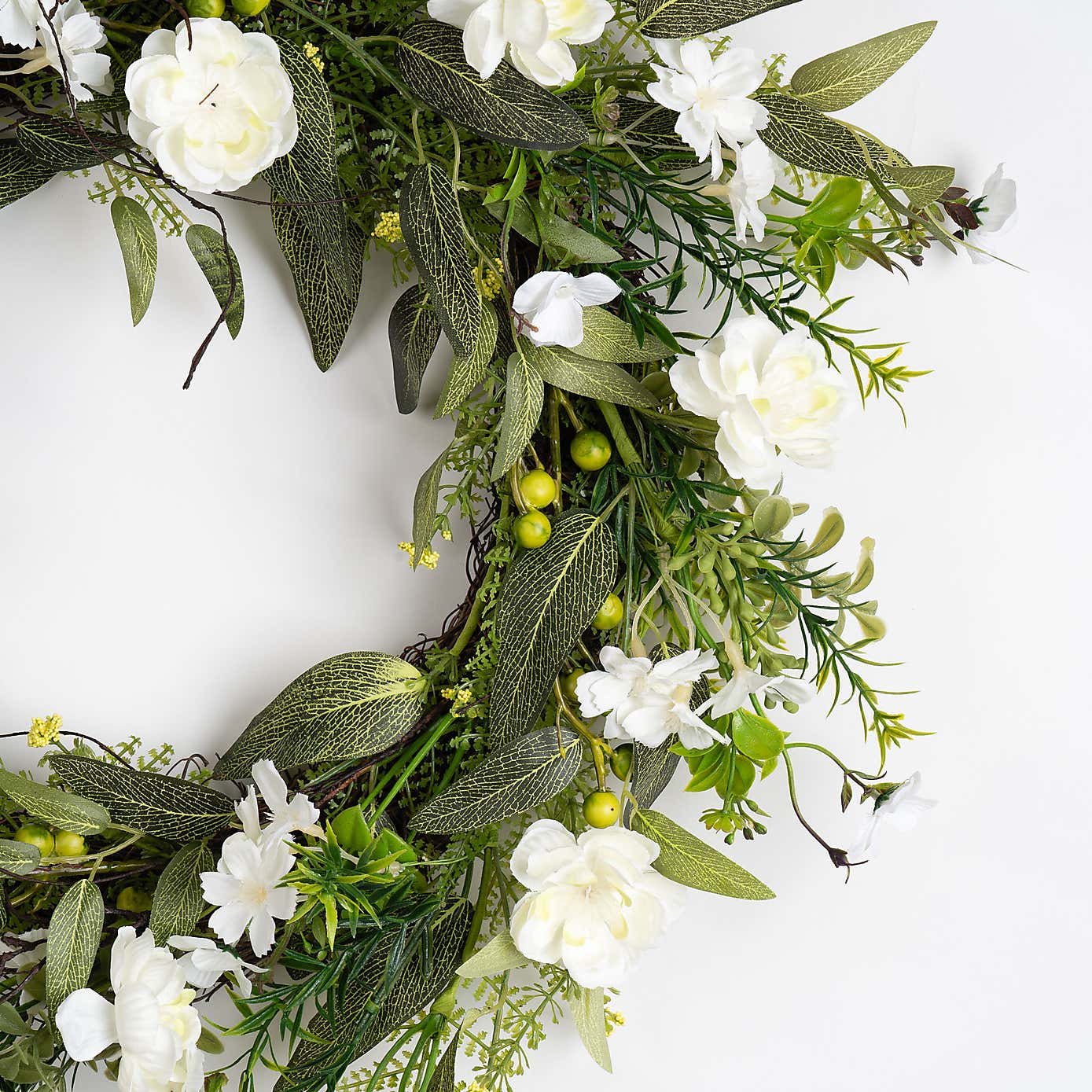Artificial White Floral Daisy Wreath