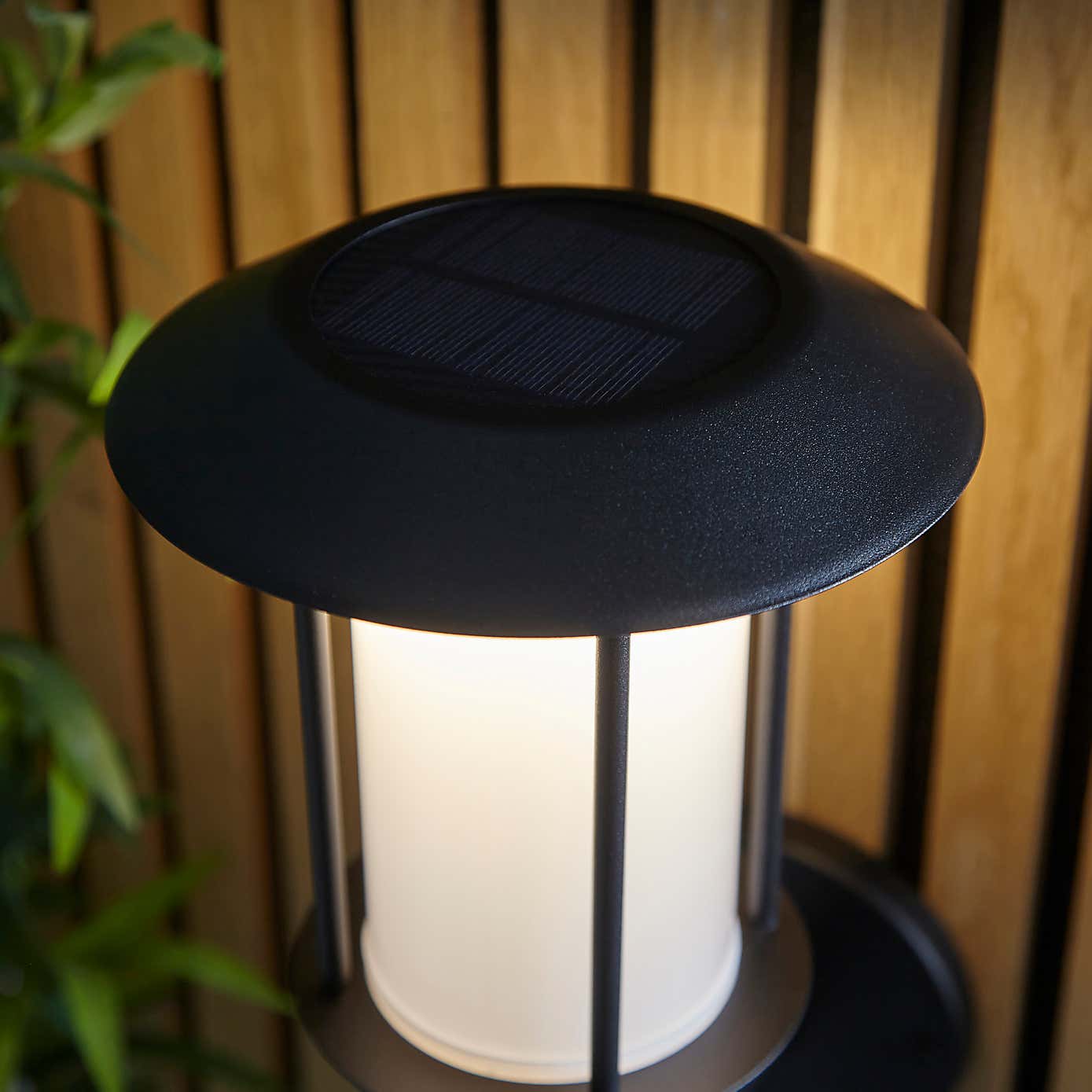 Vogue Tarka Outdoor Solar PIR Wall Light