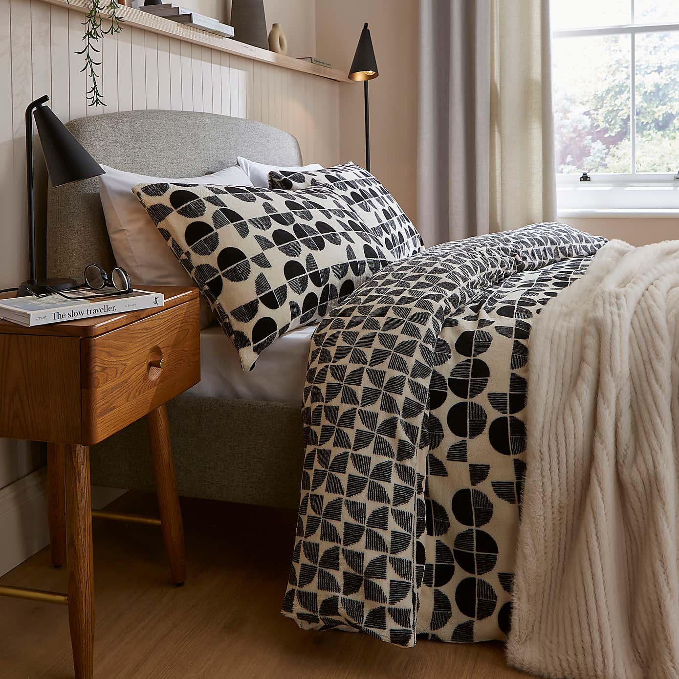 Mono Circles Fleece Duvet Cover and Pillowcase Set