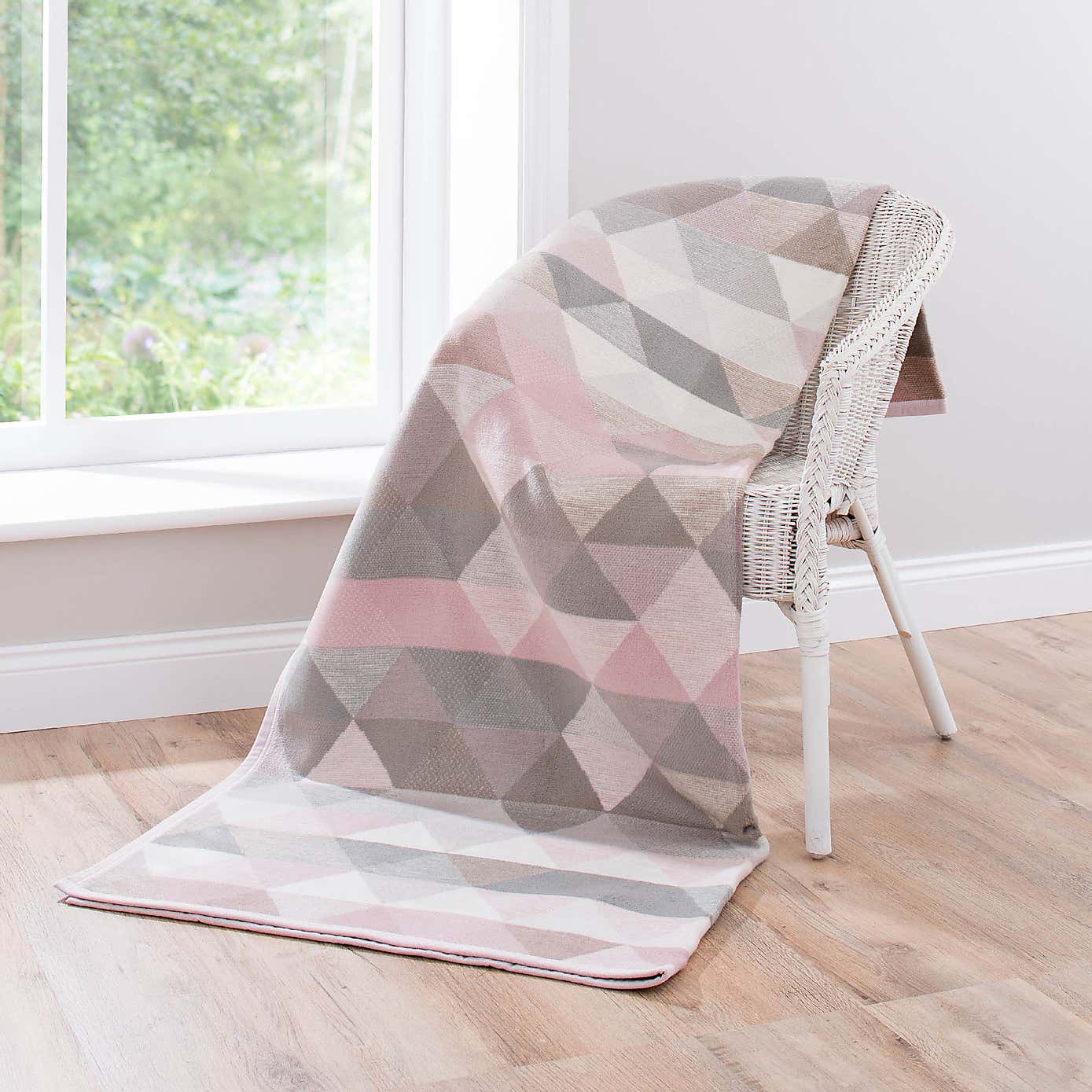 Thermosoft Pink Geo 150cm x 200cm Blanket