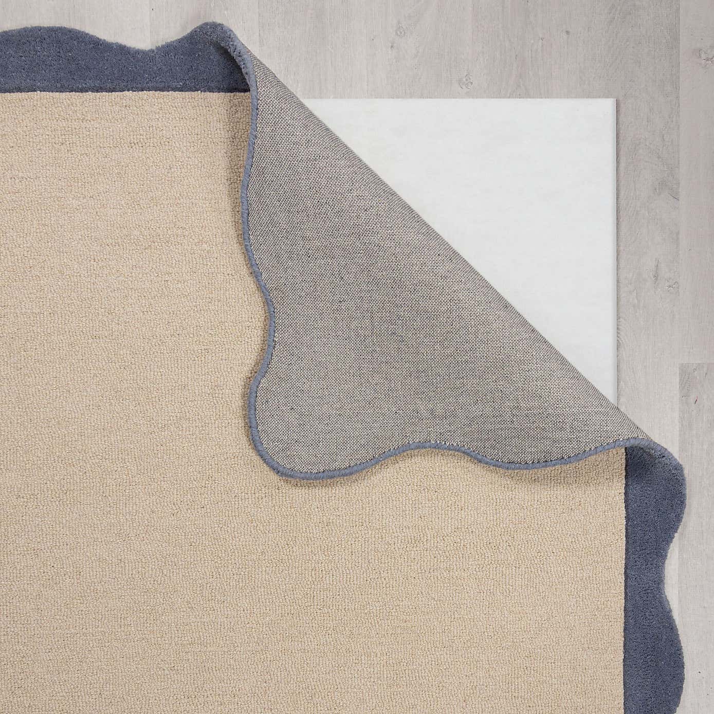Bonnie Scallop Natural Border Wool Rug