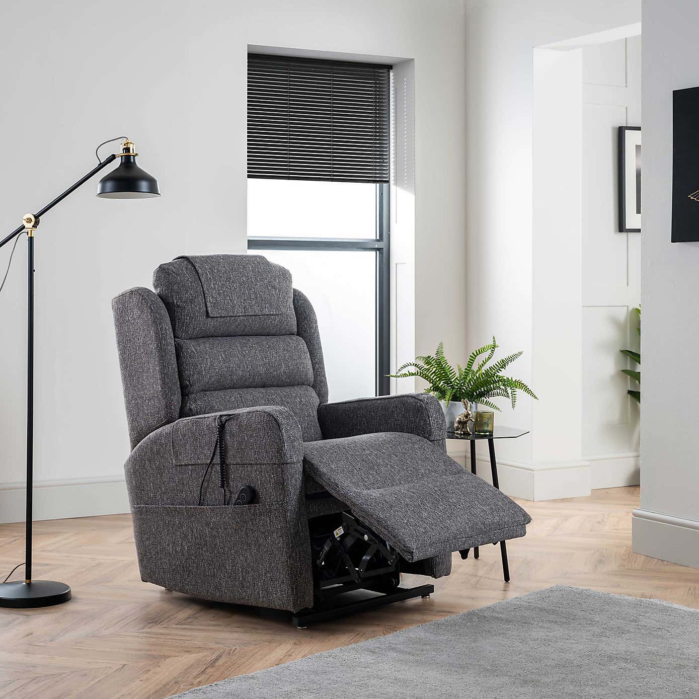 Camberley Single Motor Deluxe Rise and Recline Chair