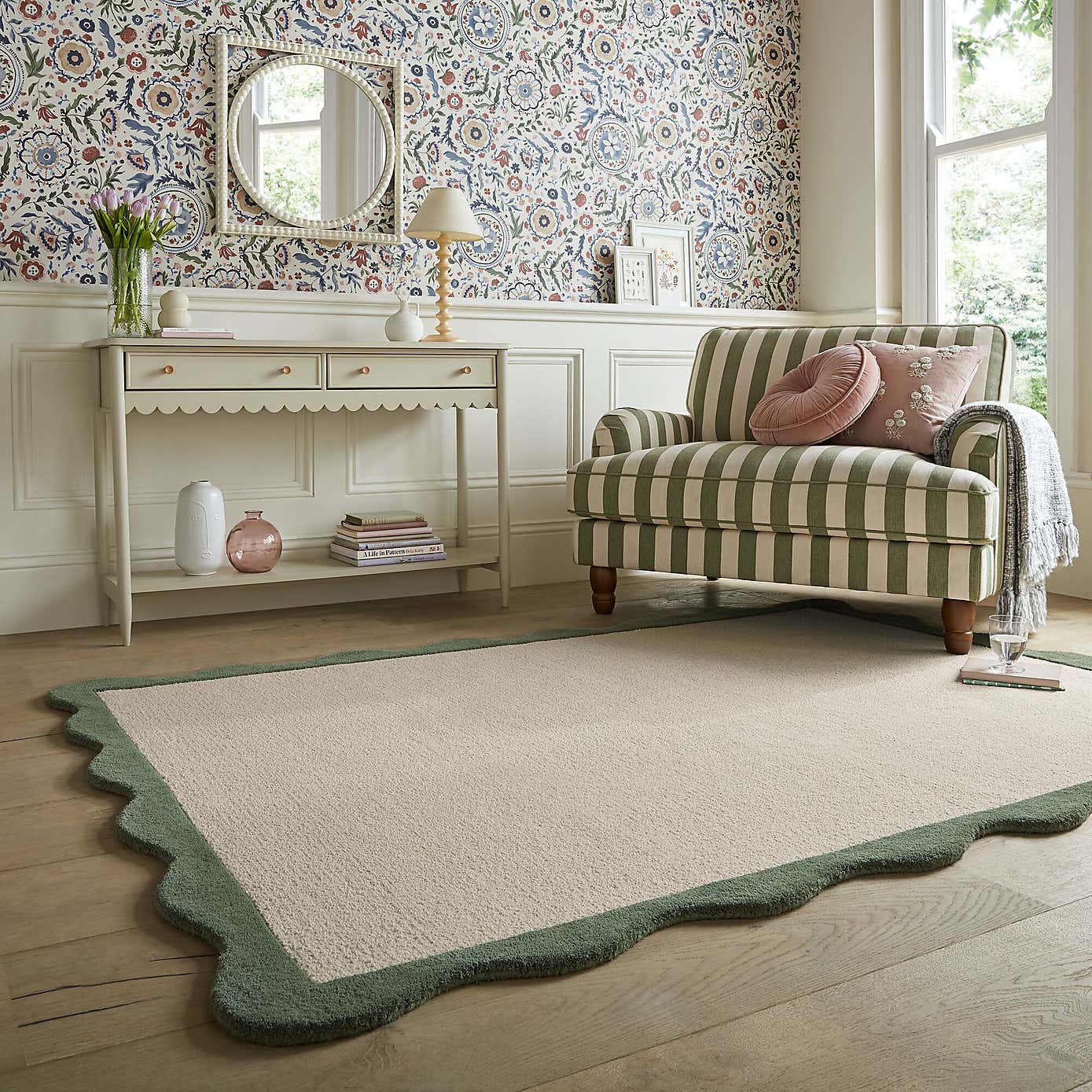 Bonnie Scallop Natural Border Wool Rug
