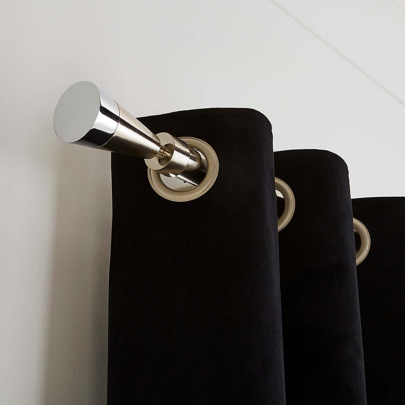 Flute Extendable Metal Eyelet Curtain Pole