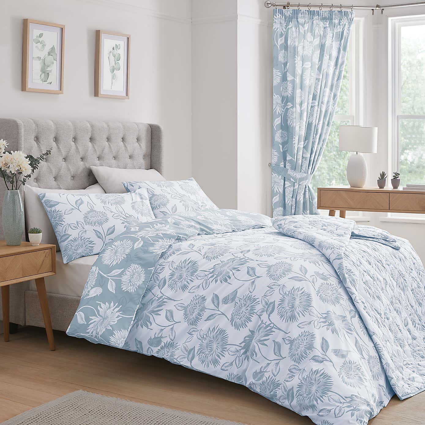 Dreams and Drapes Chrysanthemum Reversible Duvet Cover and Pillowcase Set