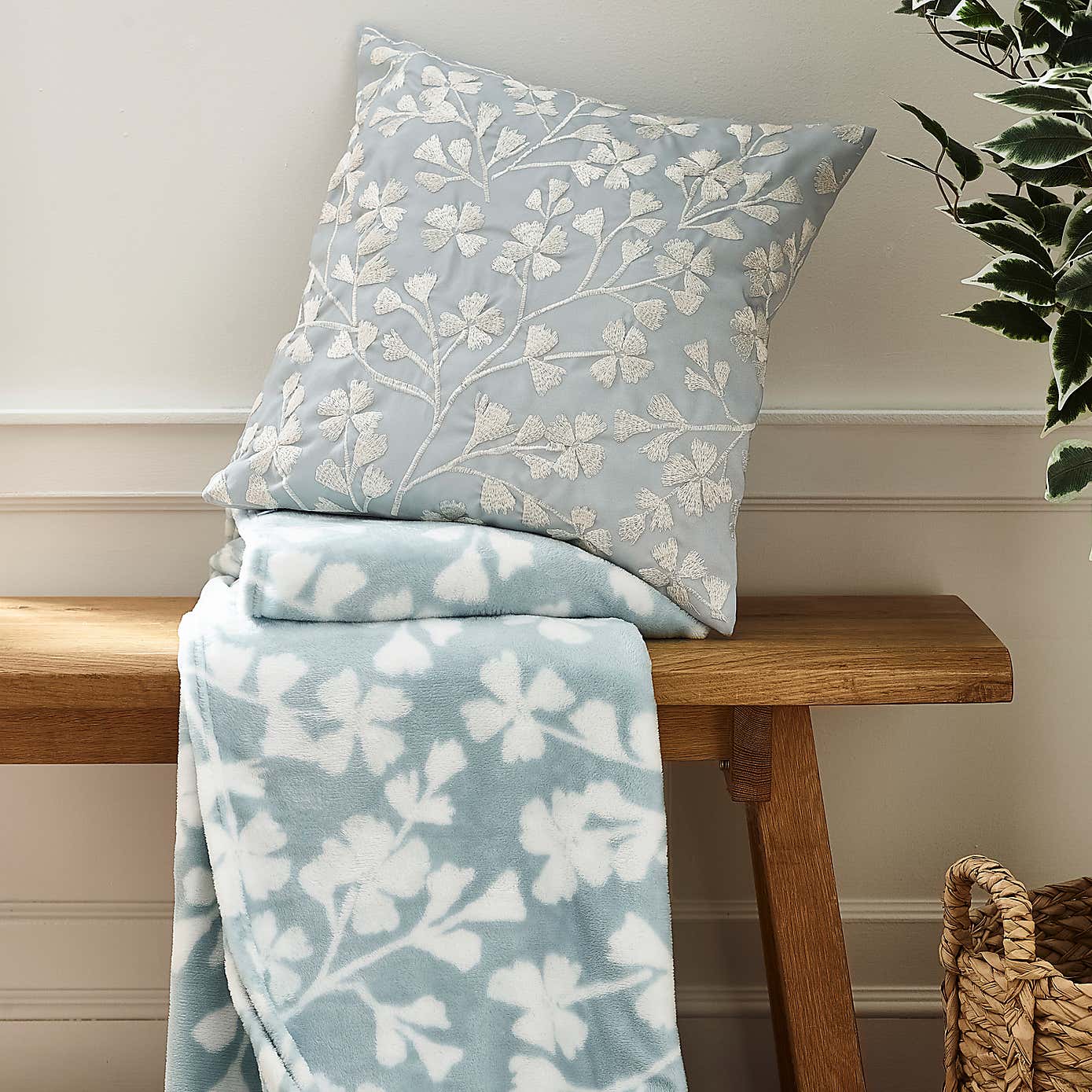 Catherine Lansfield Brooke Floral Fleece Throw 200cm x 240cm