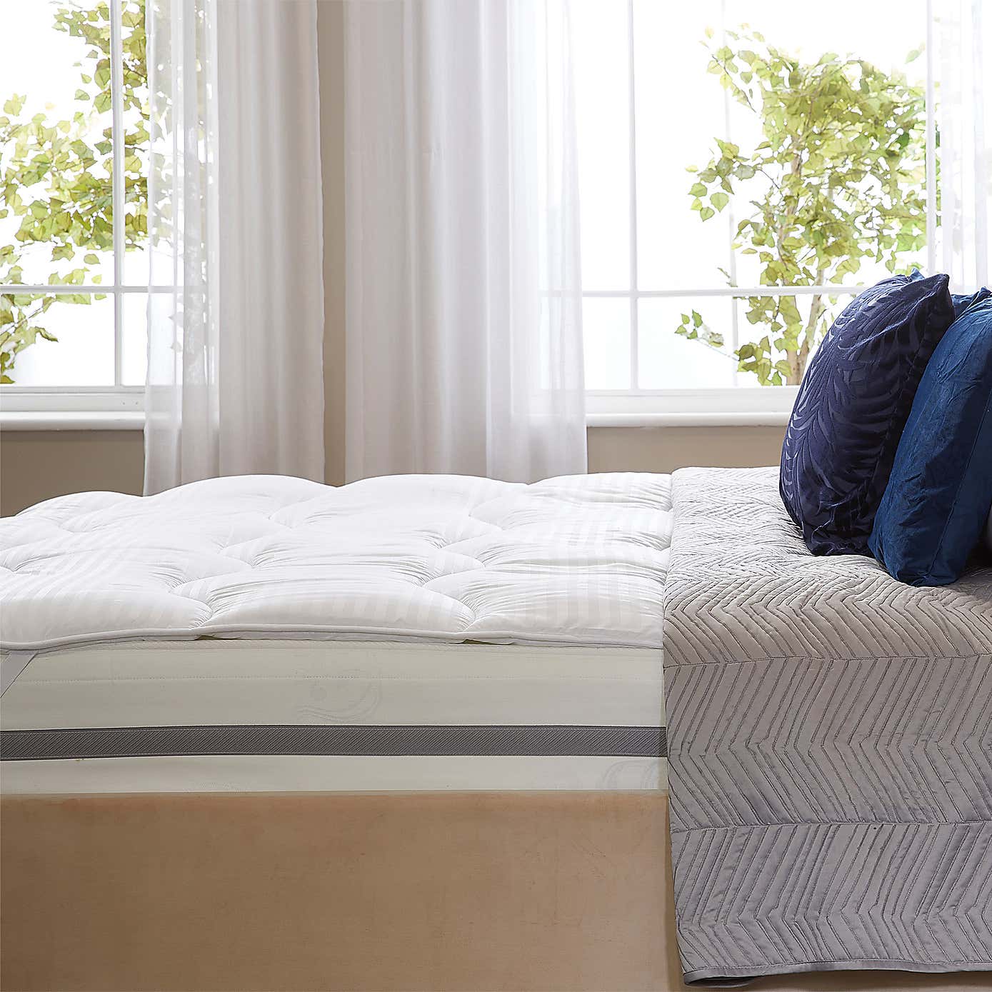 Snuggledown Luxurious Hotel Temperature Control Mattress Topper