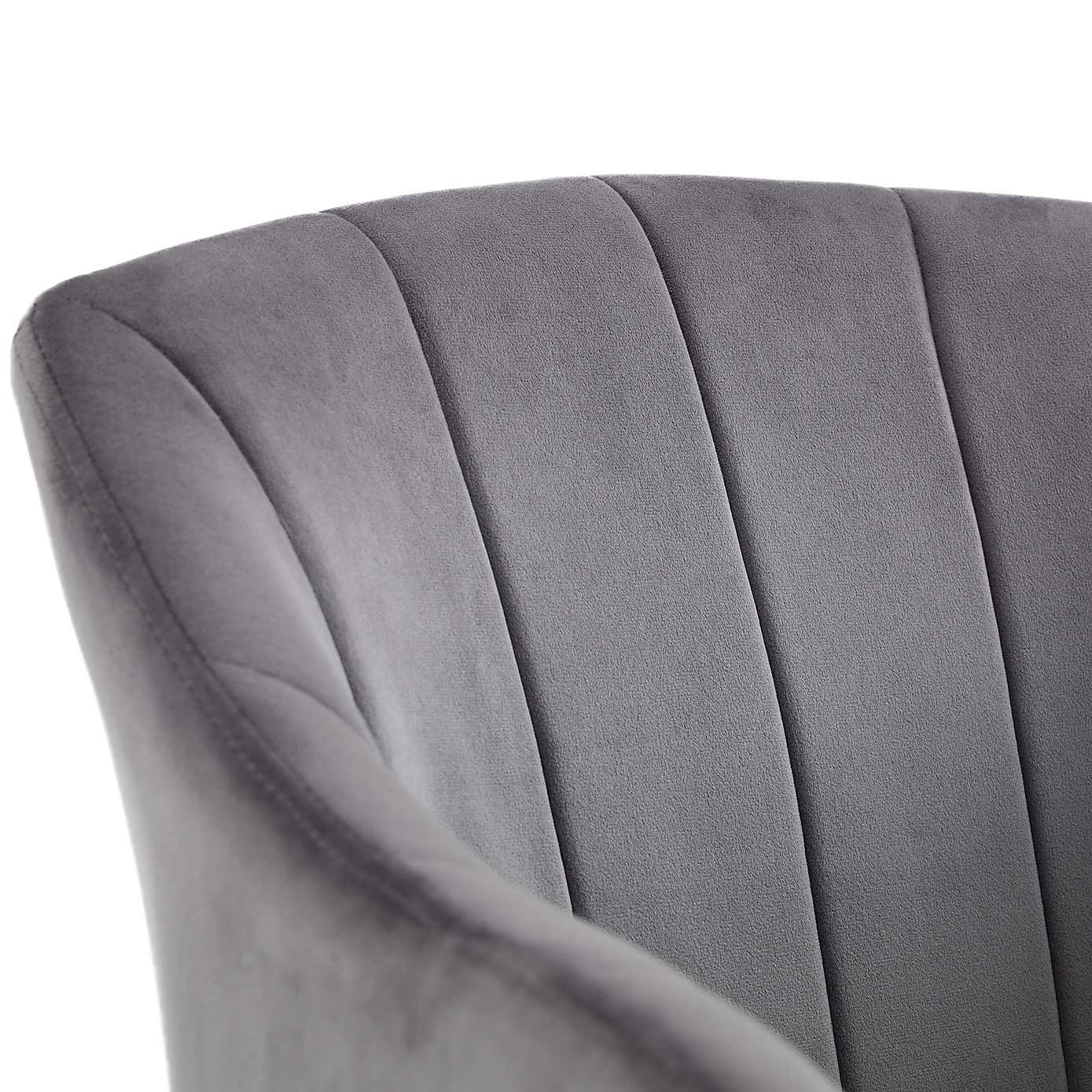 Berwick Round Dining Table with 4 Hobart Chairs