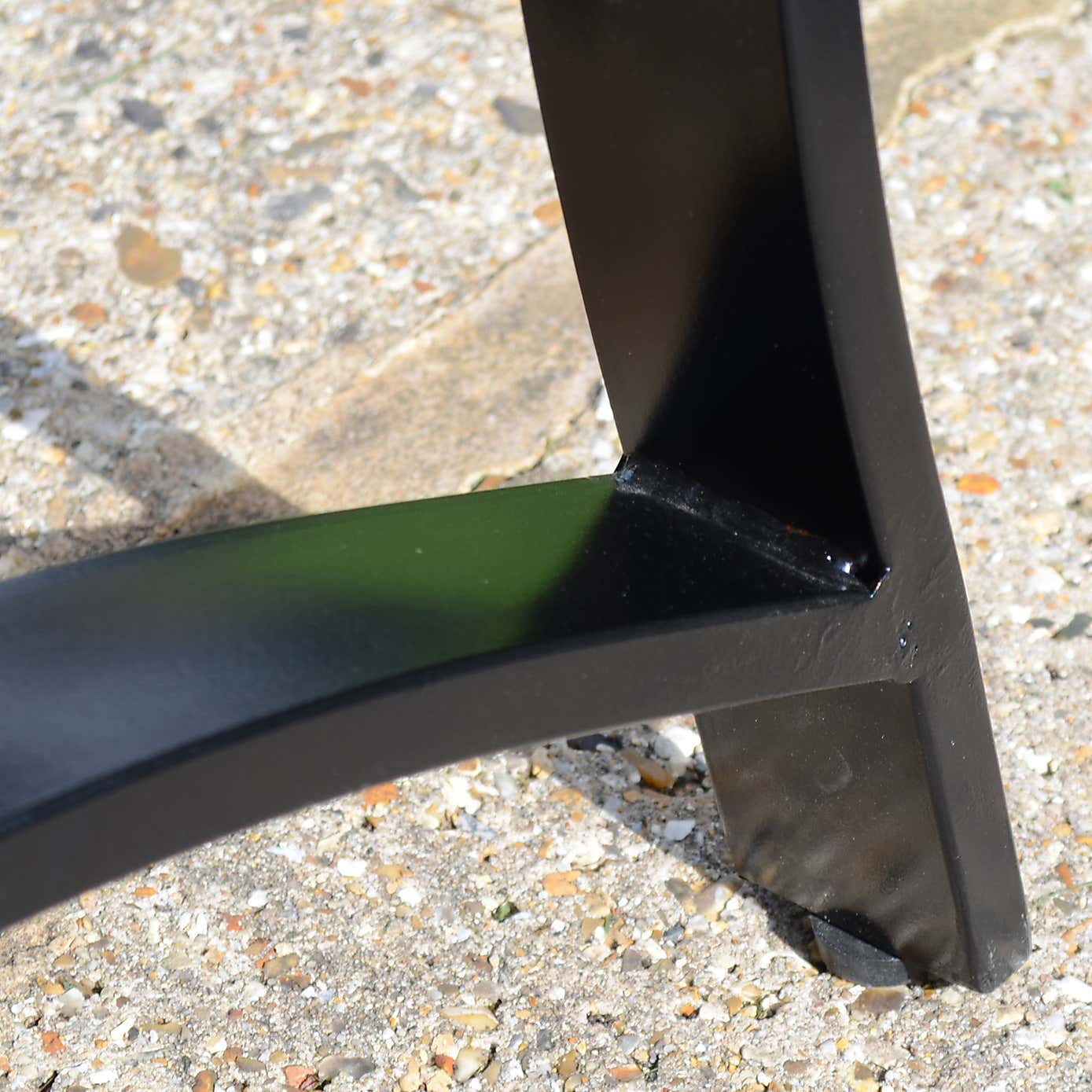 Byron Manor Arlington Round Coffee Table with 4 Westfield Lounge Chairs