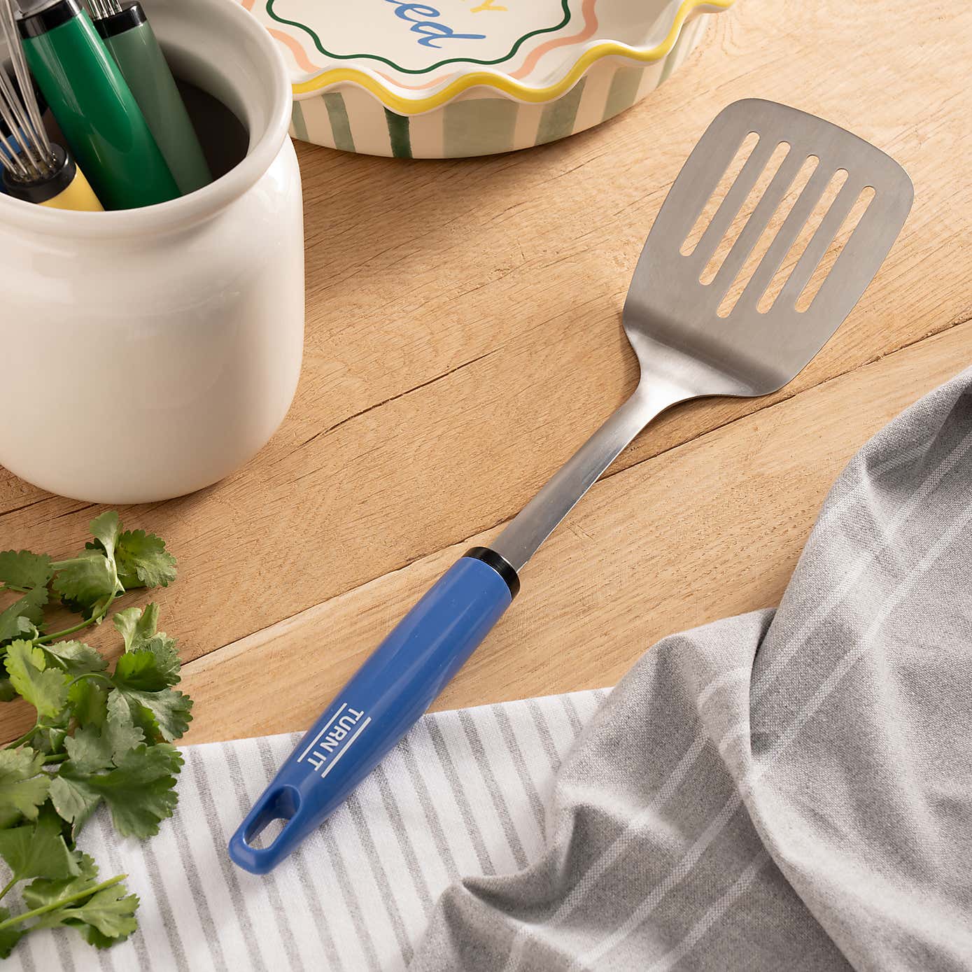 Slogan Slotted Turner