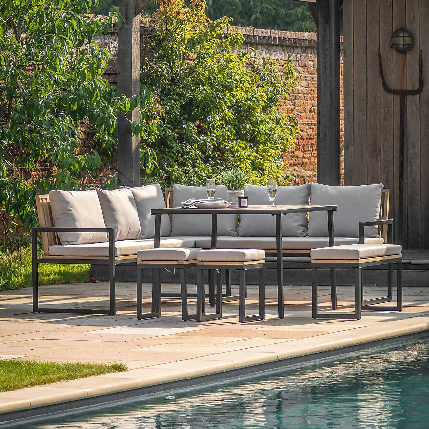 Ottinge Traditional Corner Dining Set