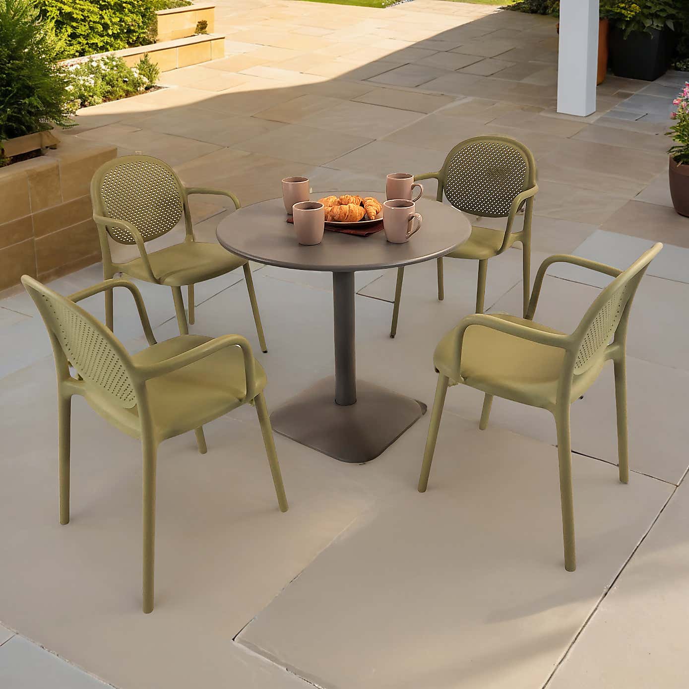 Modura Albin Round Table with 4 Stina Armchairs