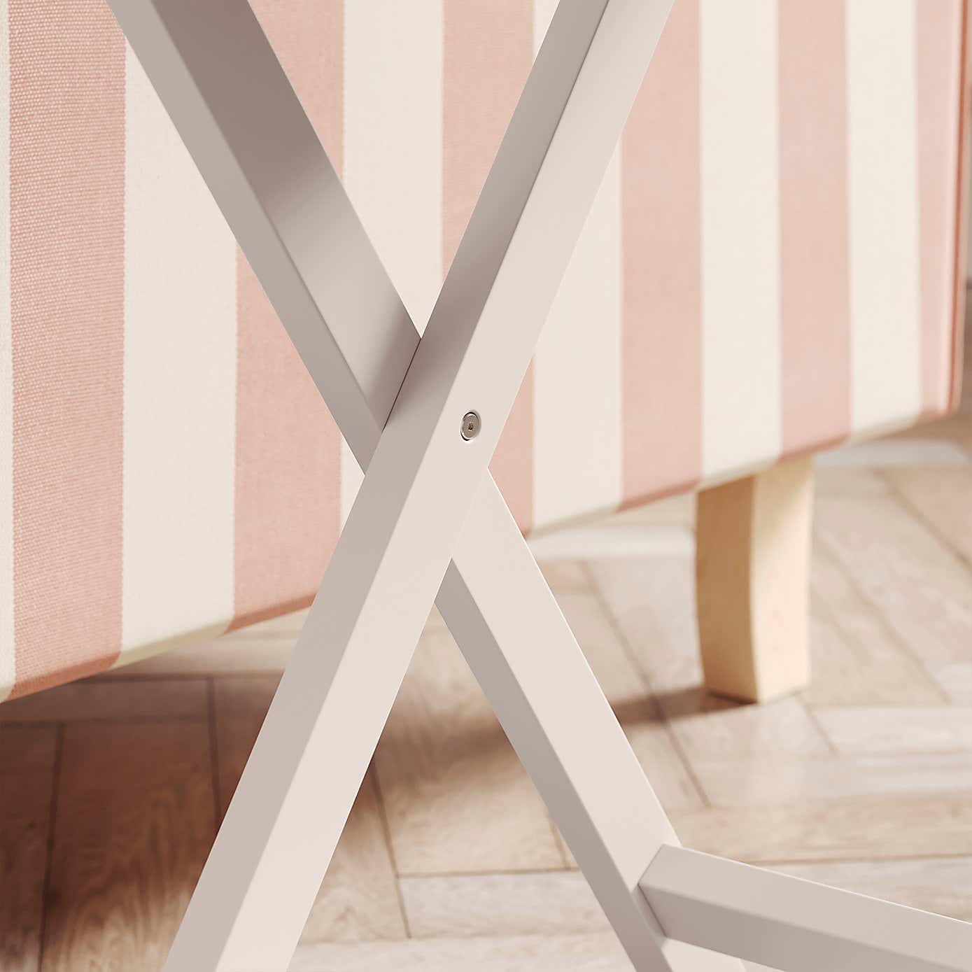 Flossie Scallop Tray Table