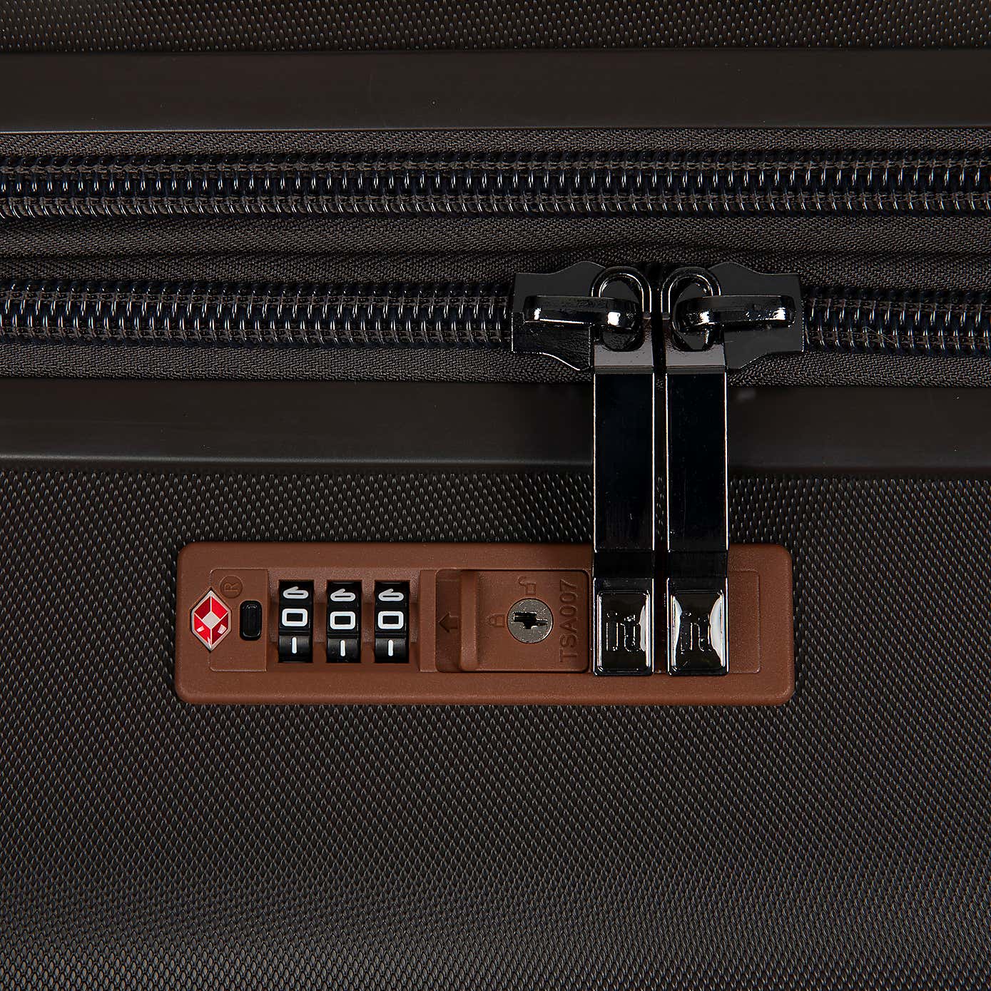 IT Luggage Extravagant Suitcase