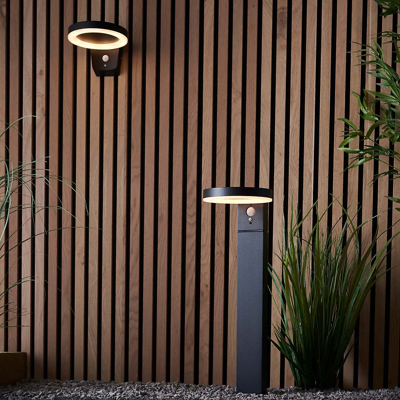 Vogue Idris Outdoor Solar PIR Wall Light