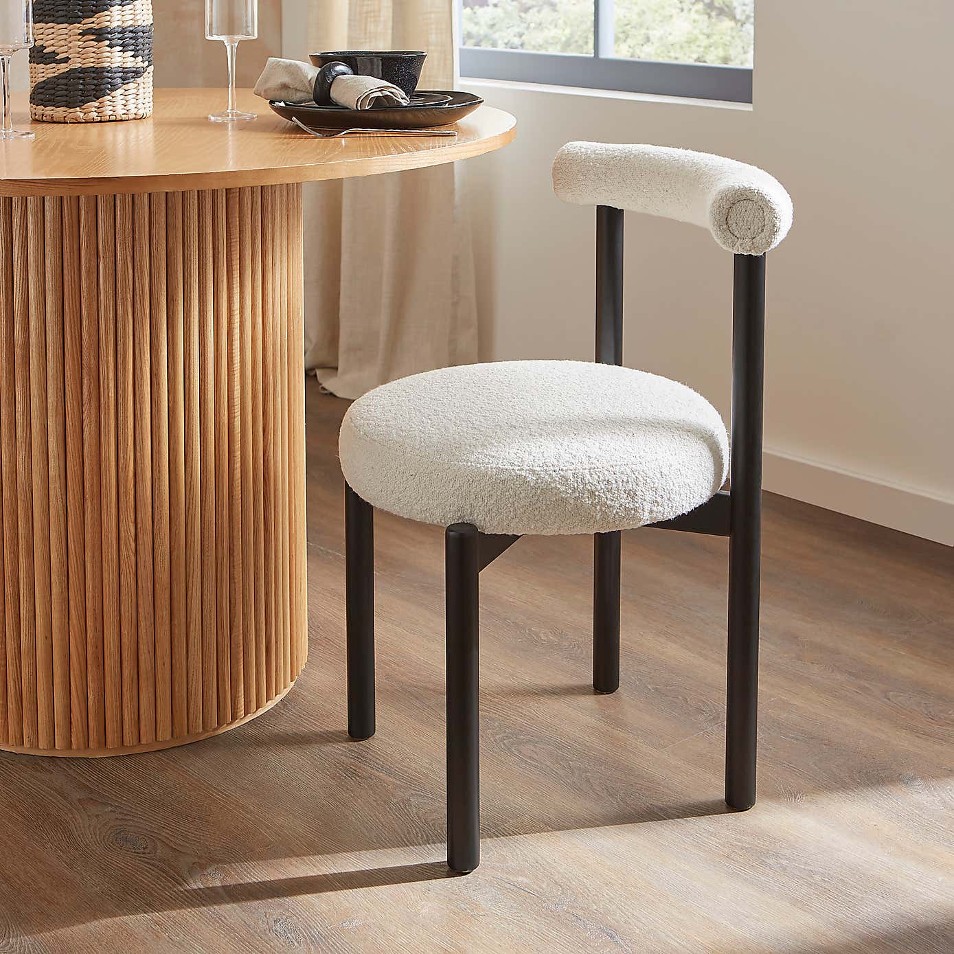 Amari Round Dining Table with 4 Violeta Ivory Boucle Dining Chairs