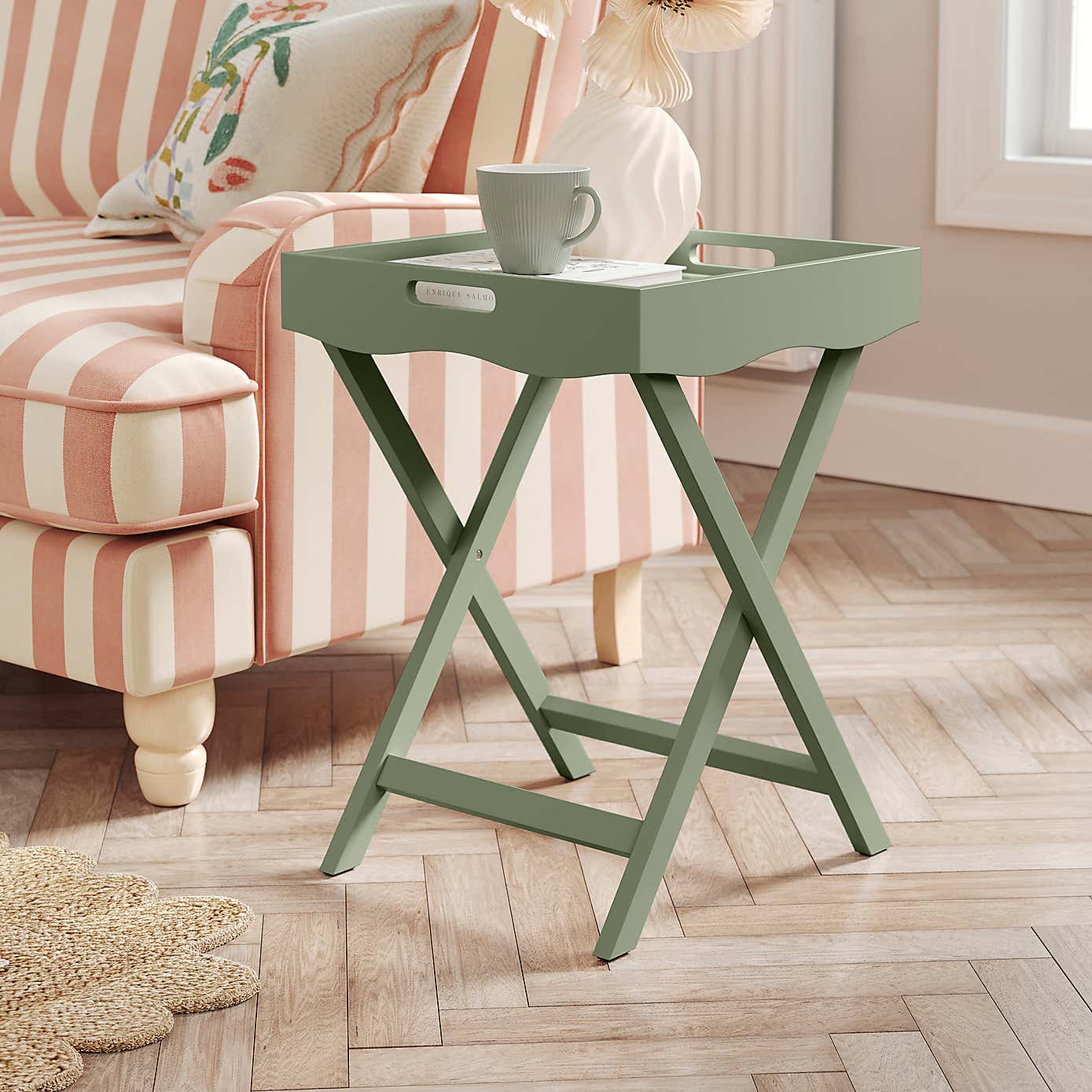 Flossie Scallop Tray Table