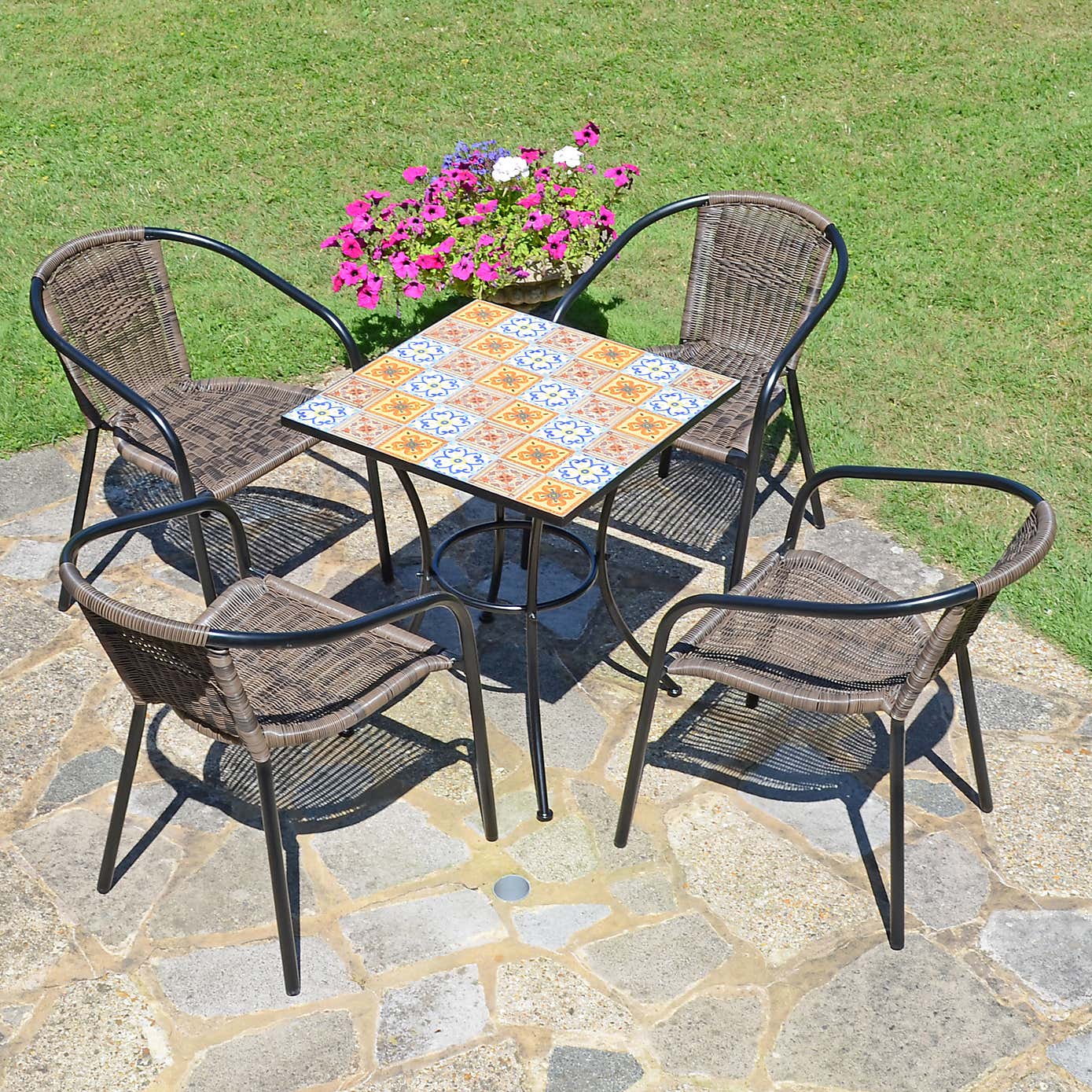 Summer Terrace Torrington Square Patio Table with 4 Springdale Chairs