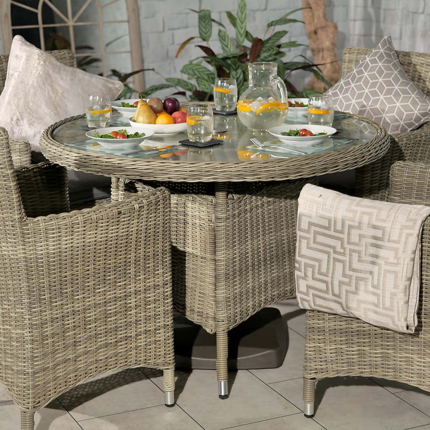 Wentworth 4 Seater Round Carver Dining Set