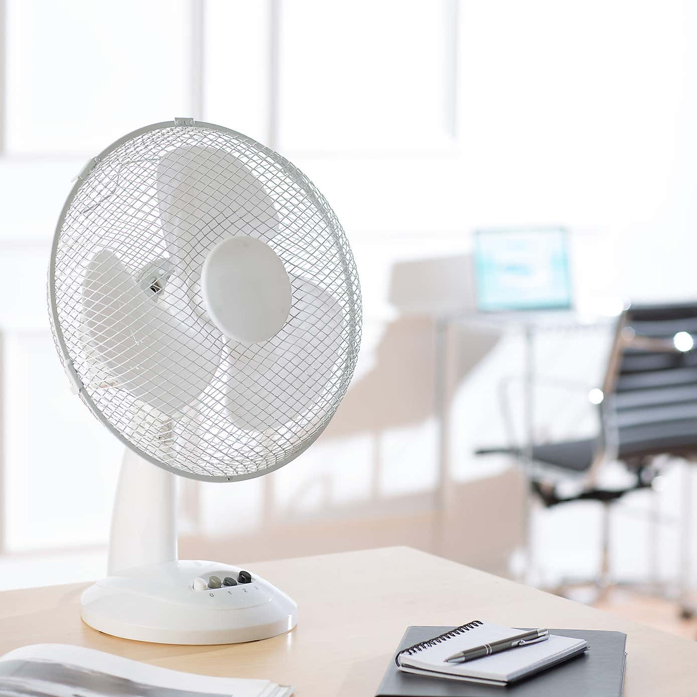 12" White Desk Fan