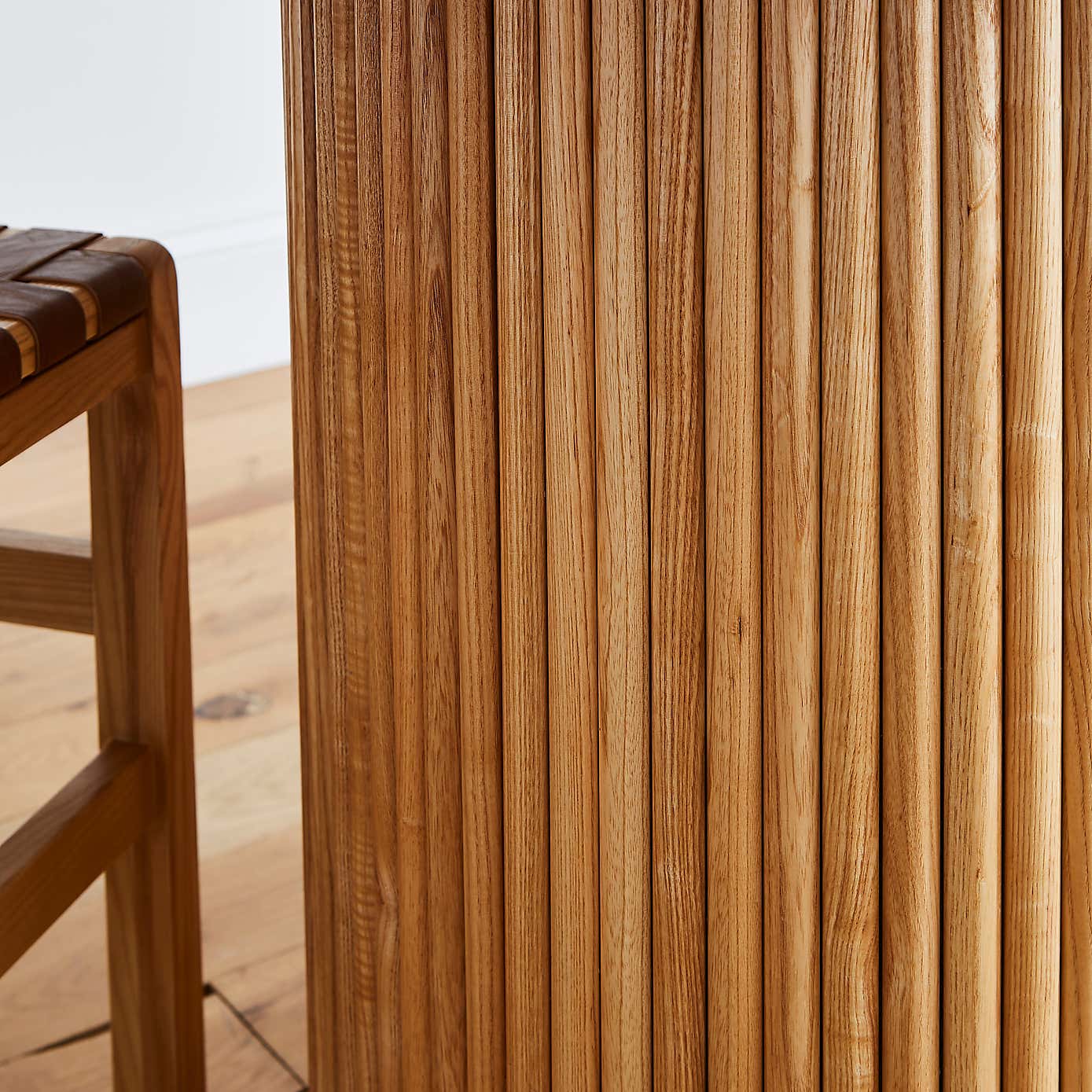 Amari Round Dining Table with 4 Violeta Ivory Boucle Dining Chairs