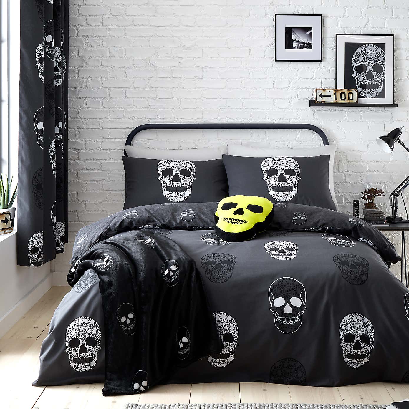 Catherine Lansfield Skulls Reversible Duvet Cover & Pillowcase Set