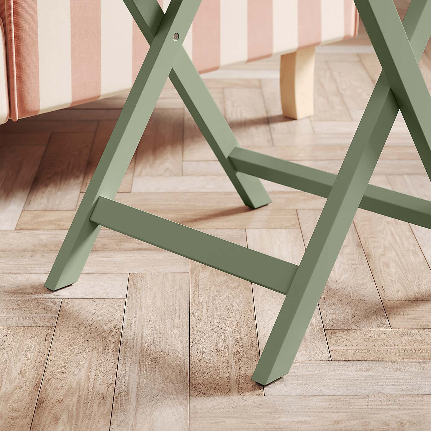 Flossie Scallop Tray Table