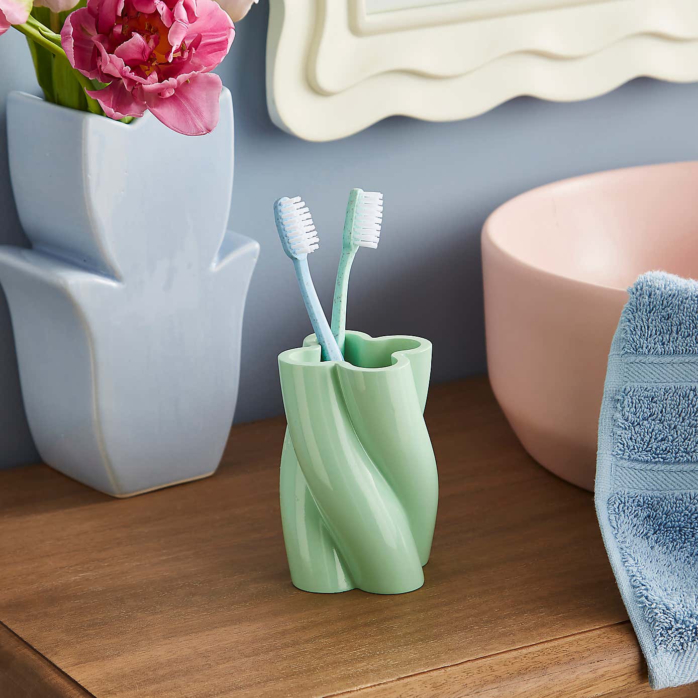 Twist Resin Toothbrush Holder