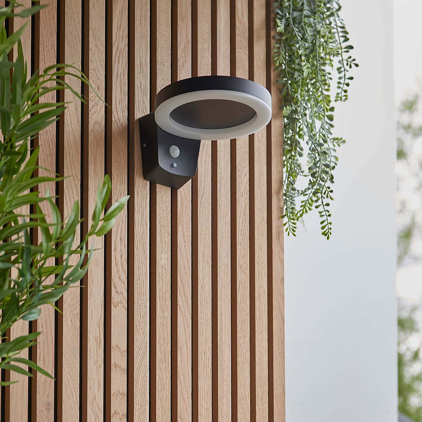 Vogue Idris Outdoor Solar PIR Wall Light