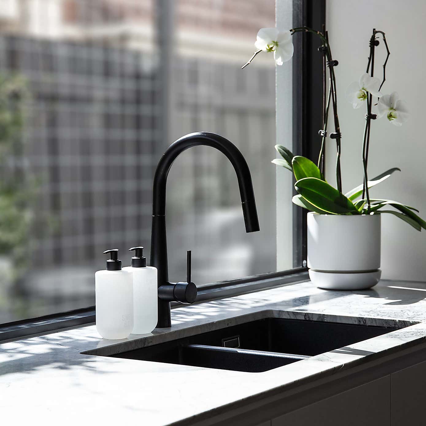 Smith & Co Tonka & White Musk Hand & Body Lotion