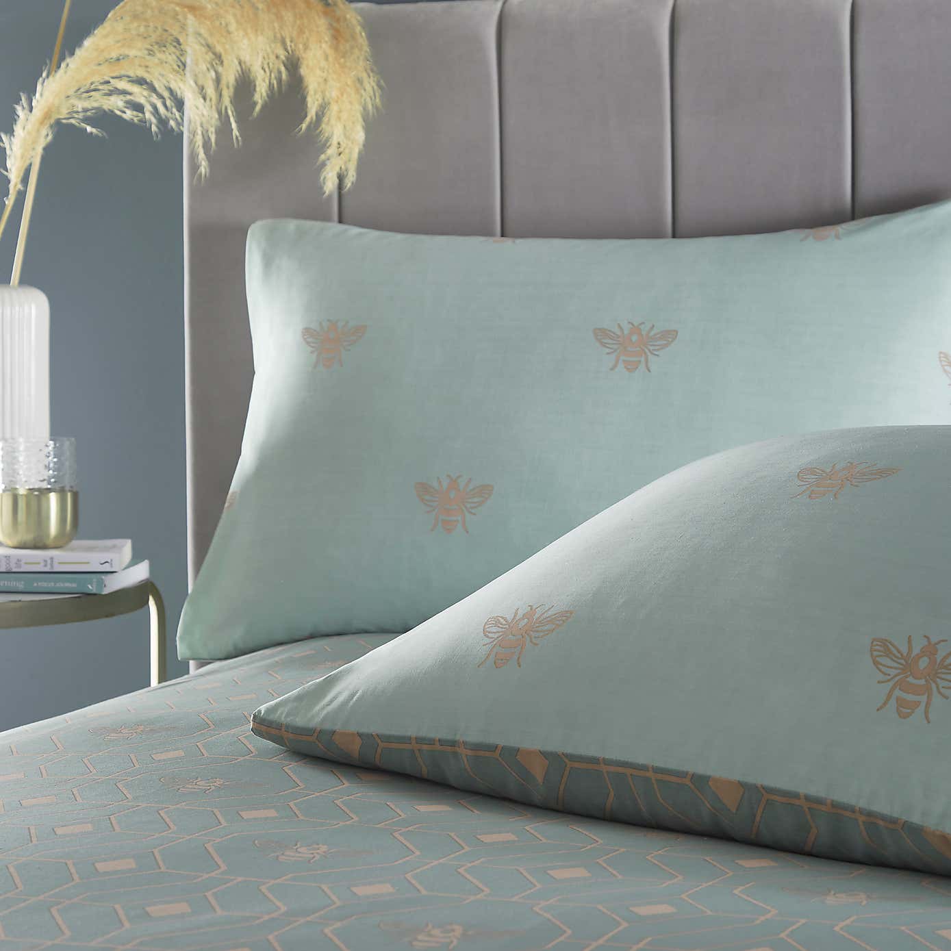 Furn. Bee Deco Duvet Cover and Pillowcase Set