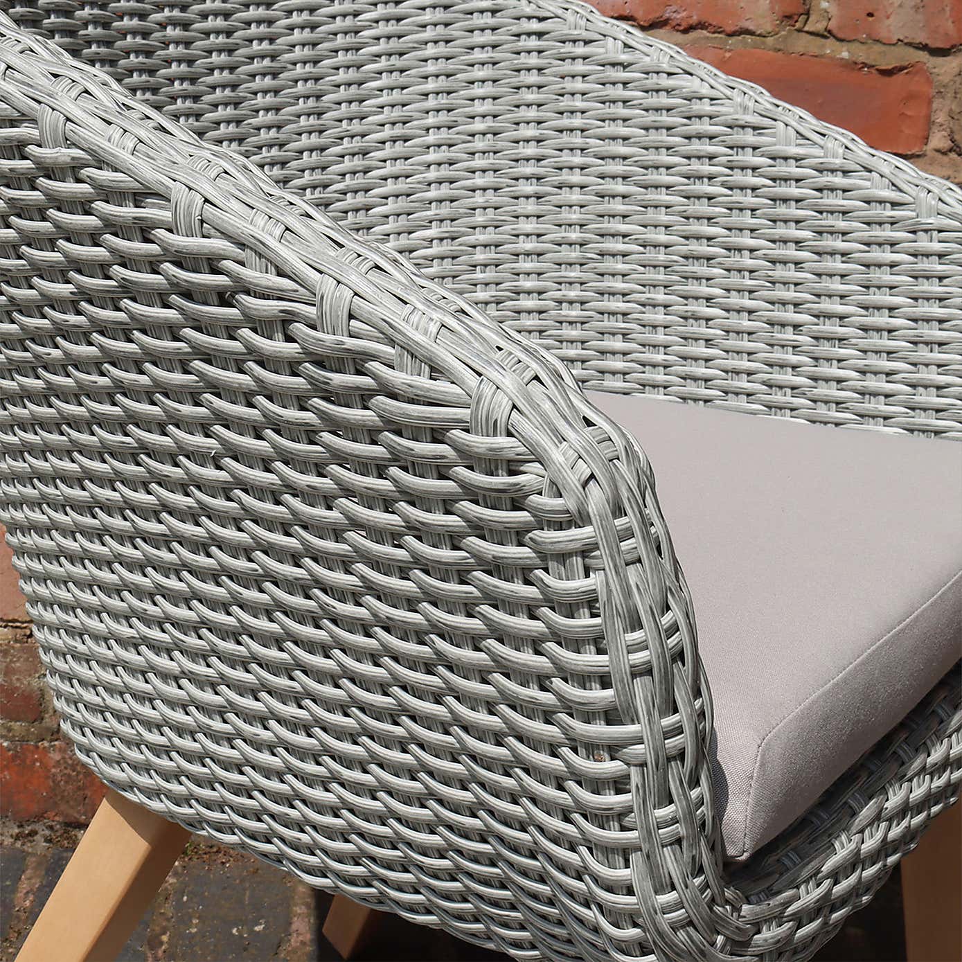 A.Mir Luna Round Outdoor Concrete Dining Table with 4 Sol Dining Chairs