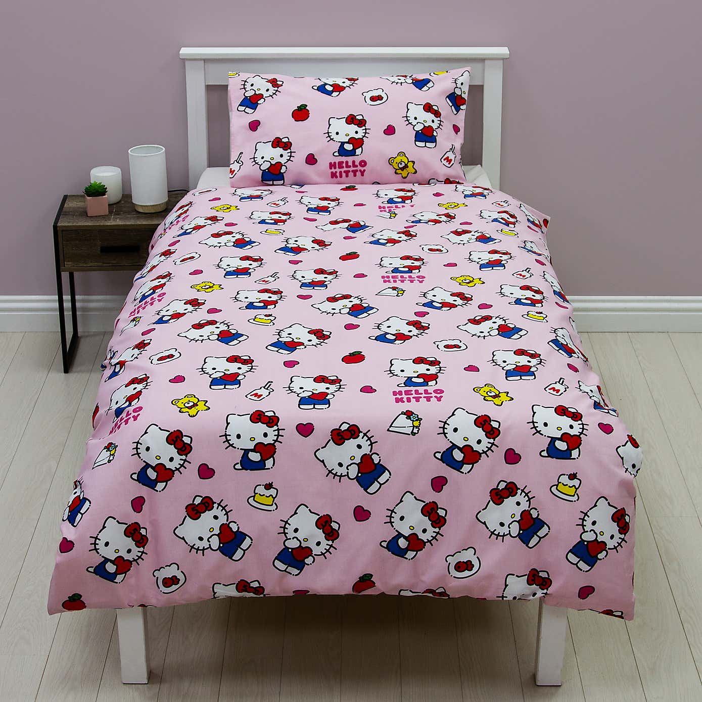 Hello Kitty Heartheld Fleece Blanket