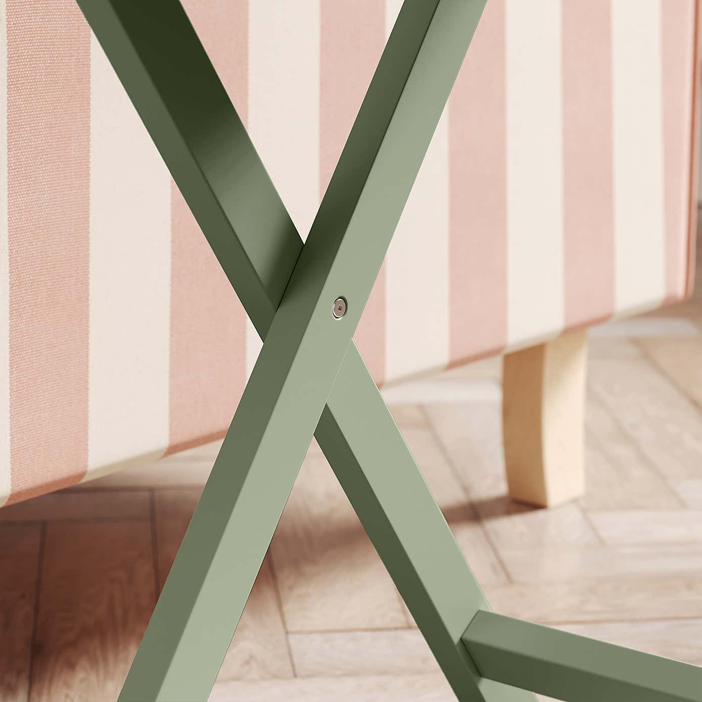 Flossie Scallop Tray Table