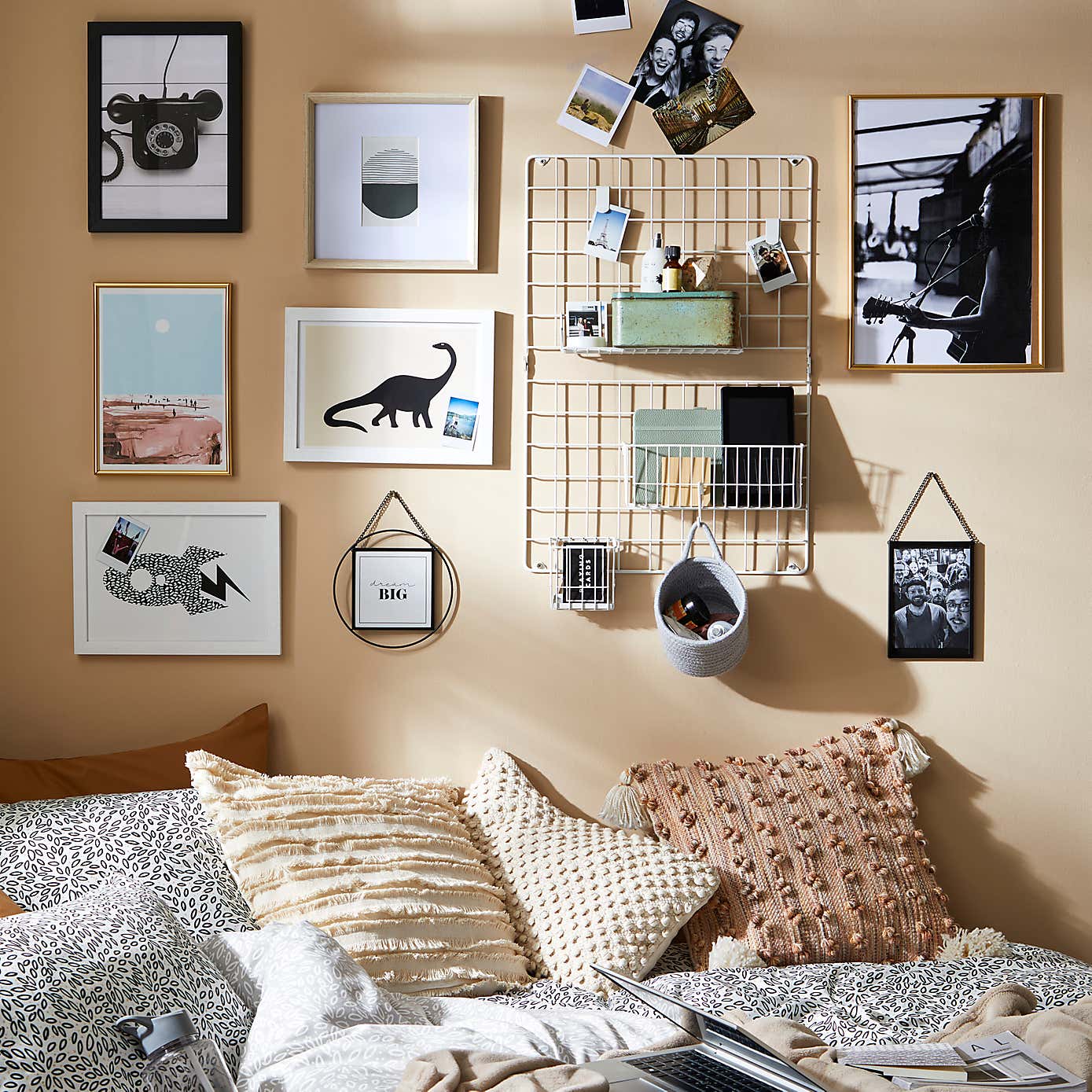 Black Round Hanging Chain Photo Frame