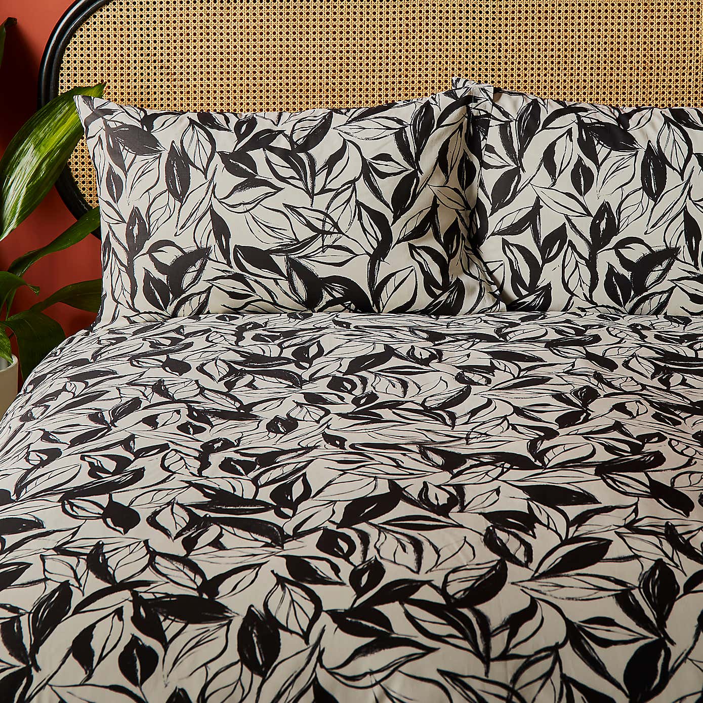 Sketched Leaf 144 Thread Count Reversible Cotton Duvet Cover & Pillowcase Set