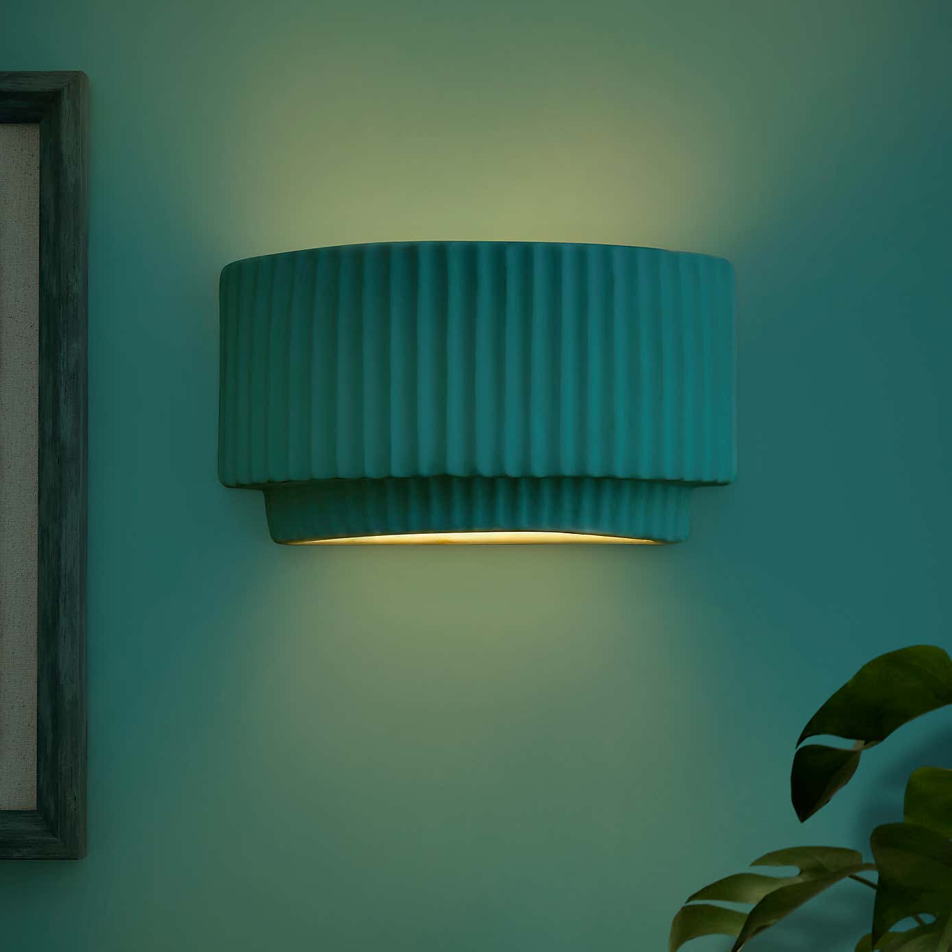 Aivon Ribbed Dimmable Wall Light