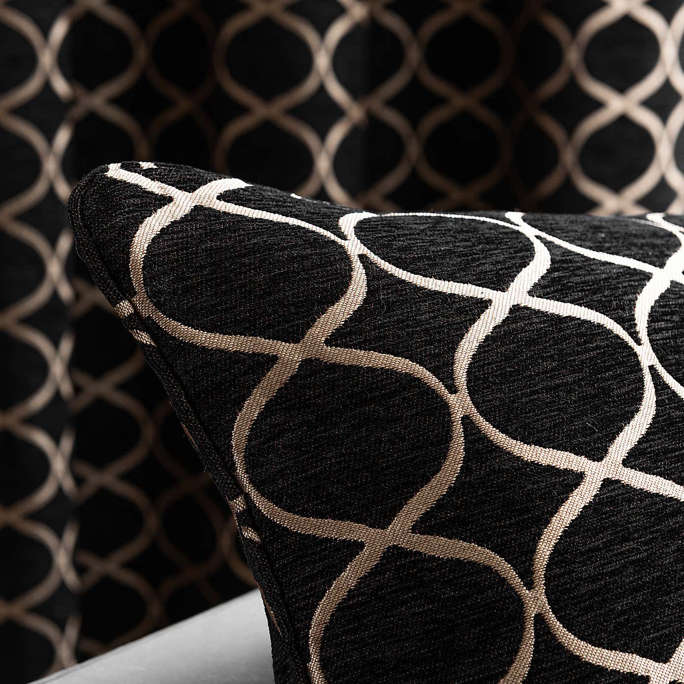 Ogee Chenille Cushion