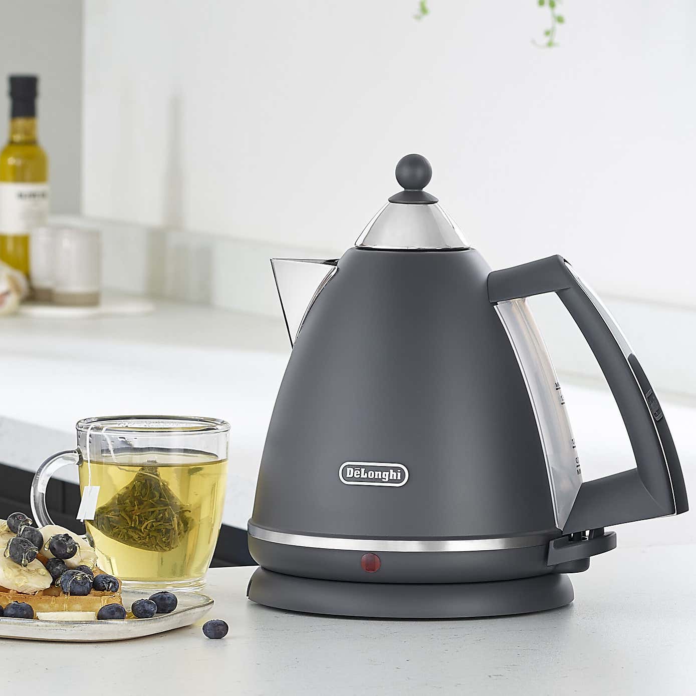 Delonghi 1700ml Argento Kettle