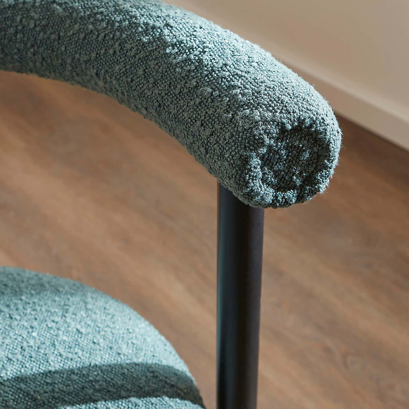 Amari Round Dining Table with 4 Violeta Olive Boucle Dining Chairs