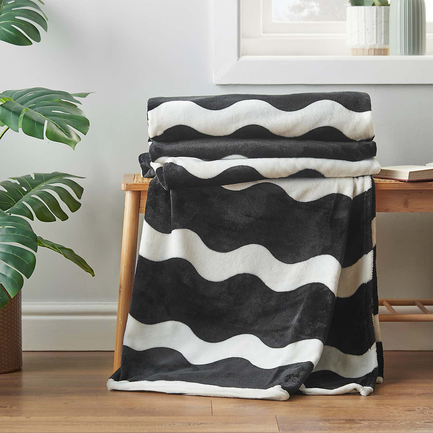 Sassy B Waves Monochrome Throw 200cm x 240cm