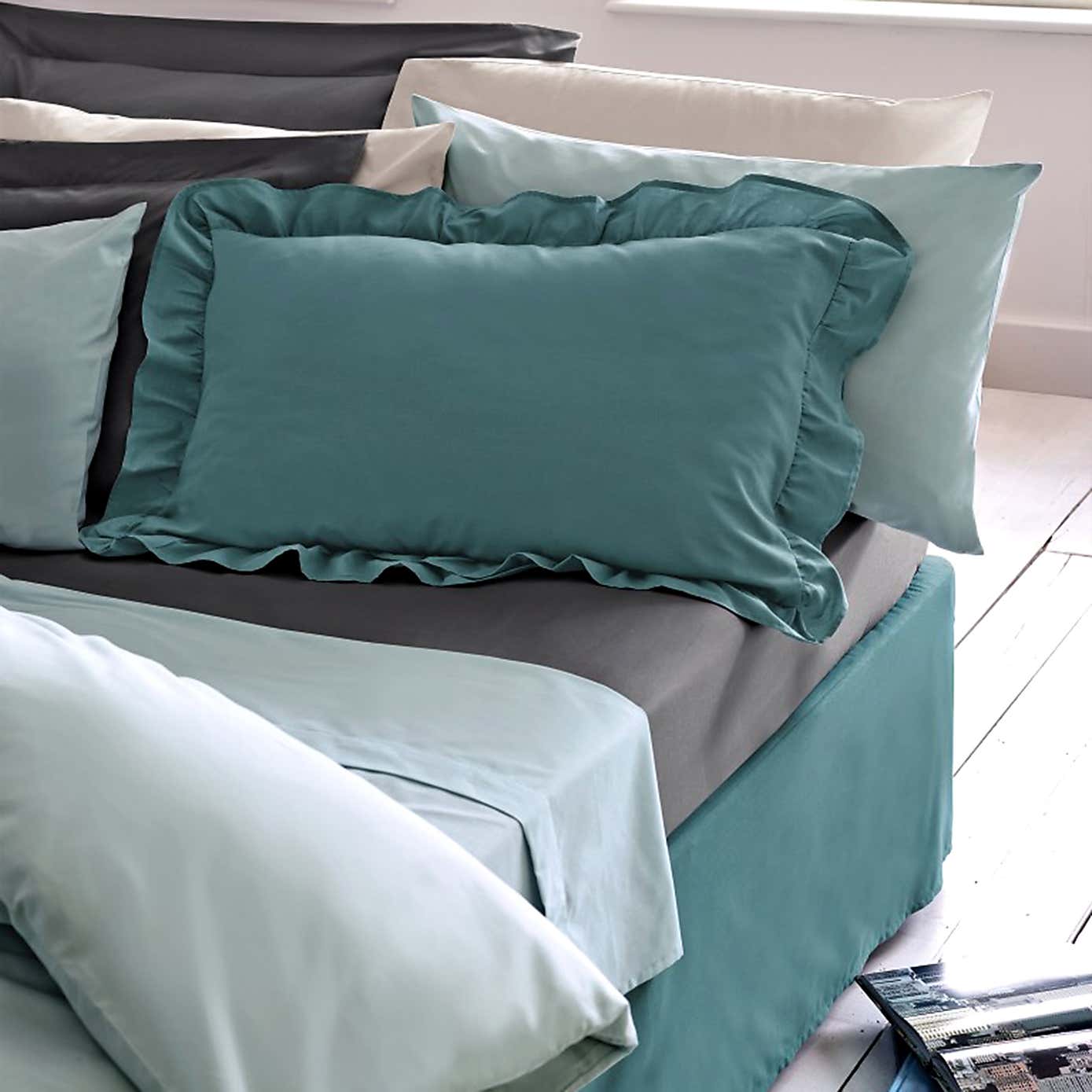 Non Iron Plain Dye White Frilled Pillowcase