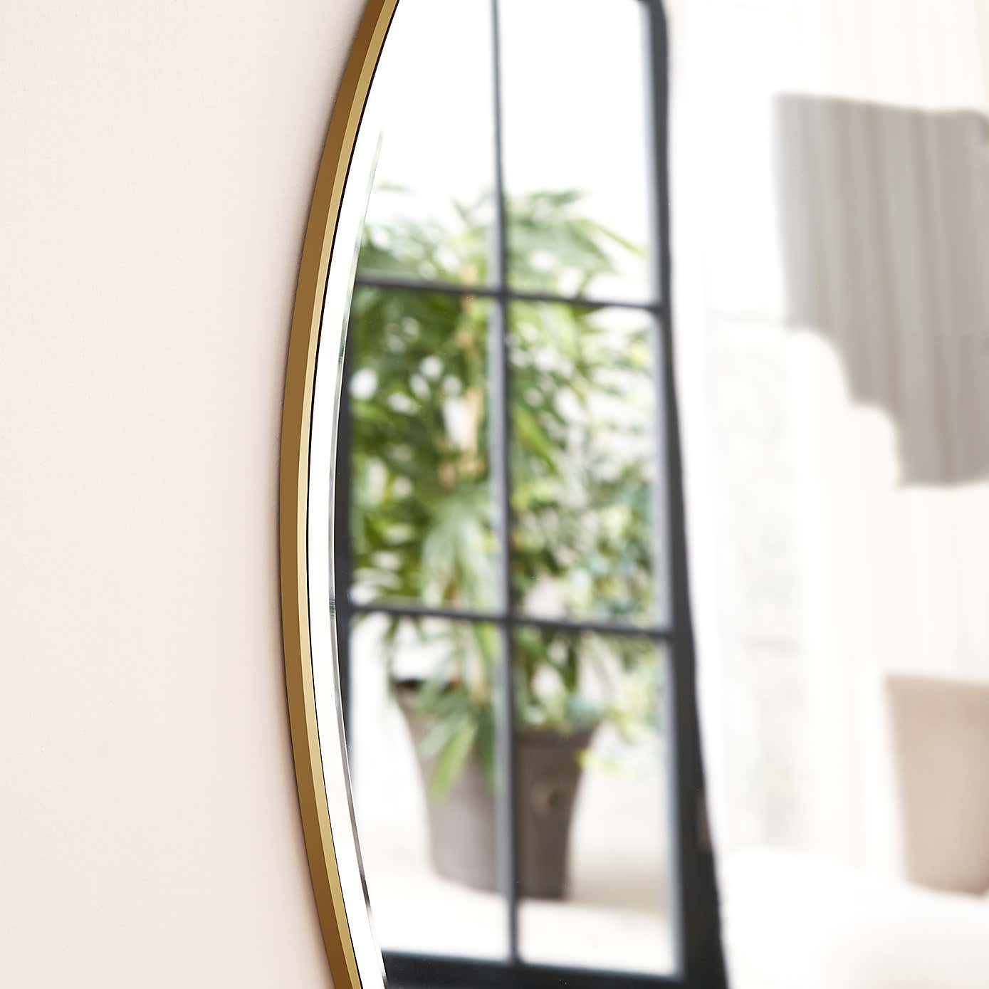 Apartment Round Frame Wall Mirror