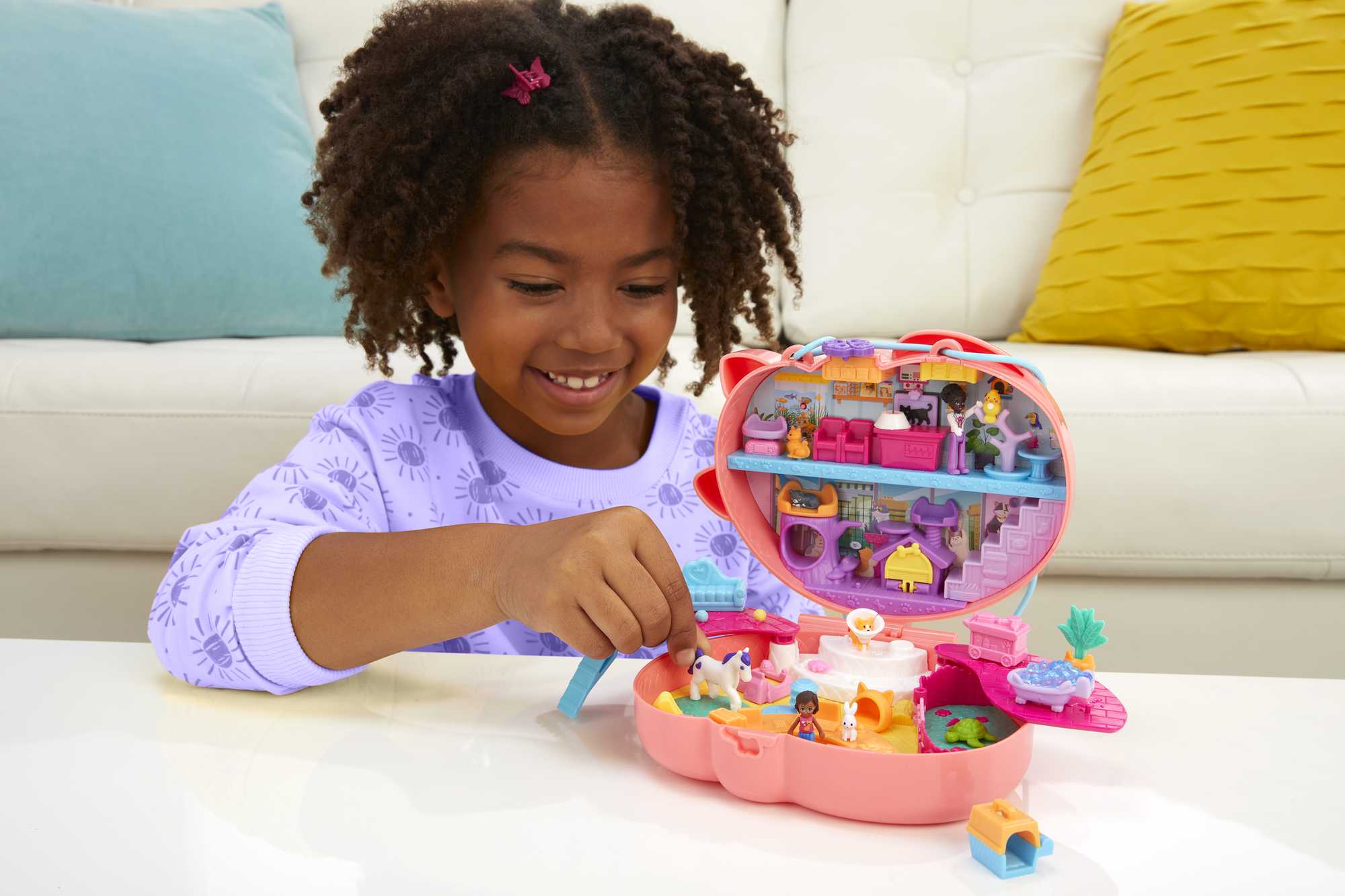 Polly Pocket Starring Shani Cuddly Cat Purse, 2 Micro Dolls, 18 Accessories, Pop & Swap Peg Feature, 4 & Up