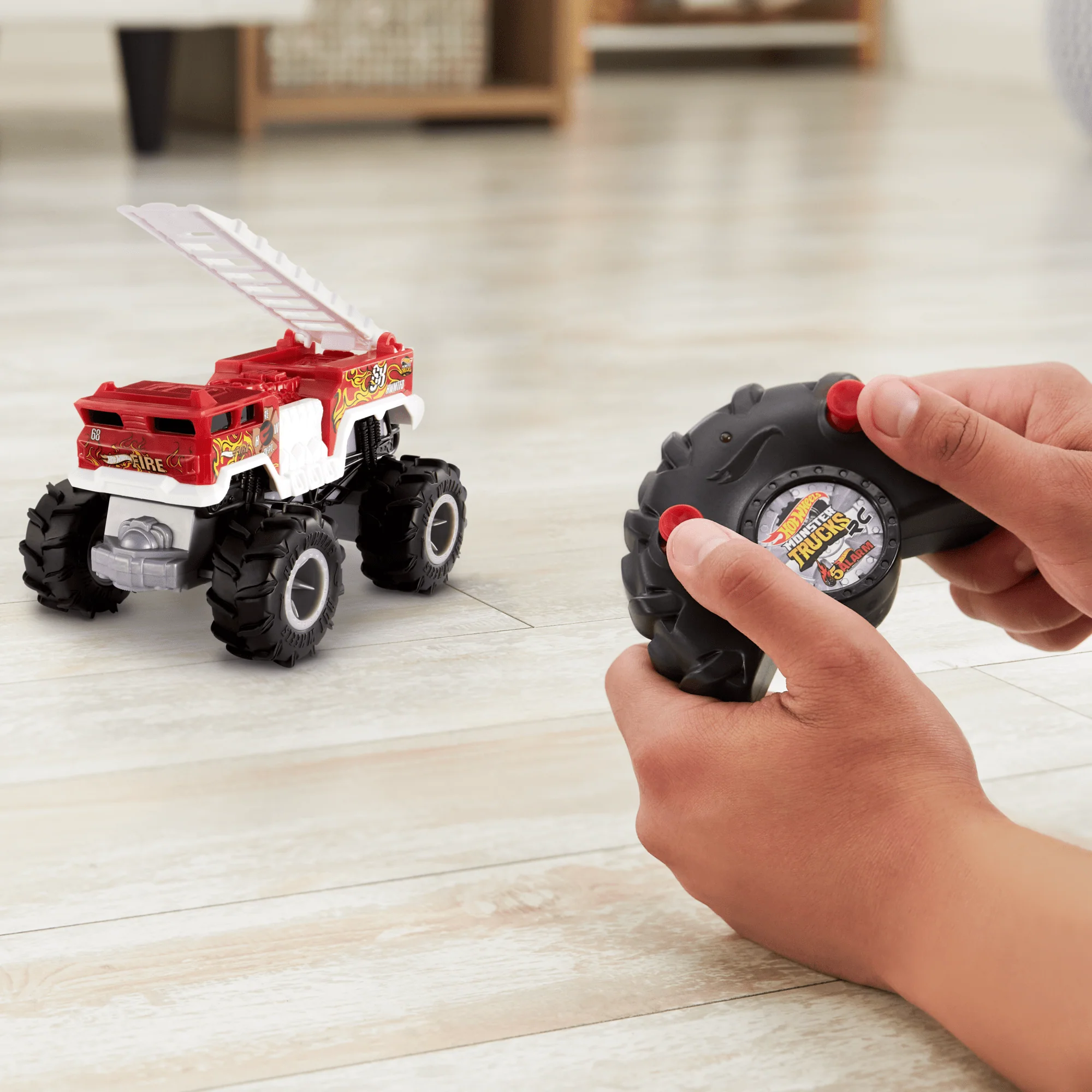 Hot Wheels Monster Trucks Veh��culo a Control Remoto 5-Alarm Escala 1:24